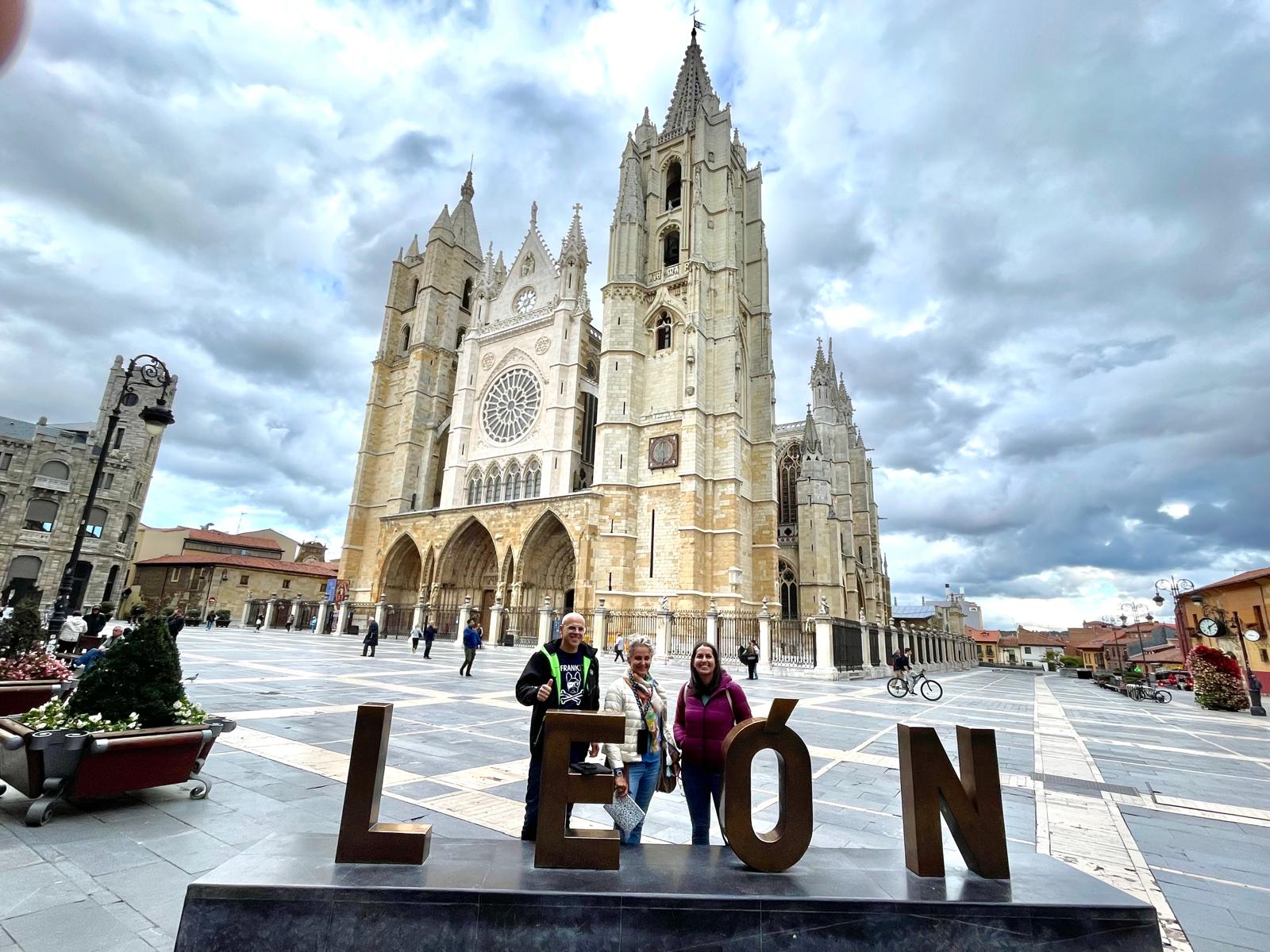 Carla Royo Villanova y Ester Gómez en su viaje por León. | L.N.C.