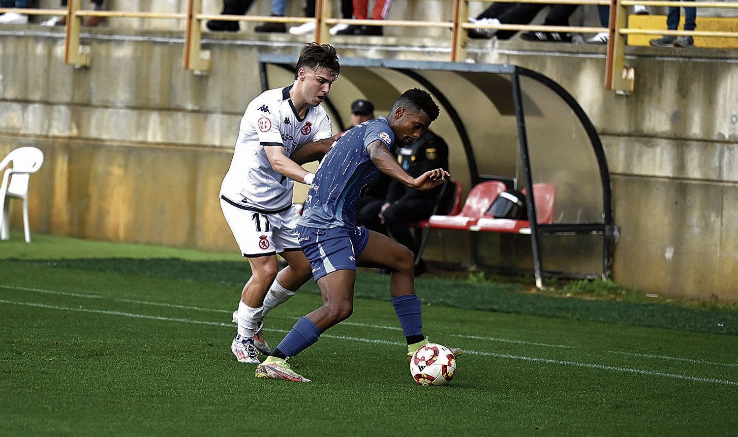 Álvaro, uno de los cuatro jugadores que han sido siempre titulares, presiona a un jugador del Ourense. | SAÚL ARÉN