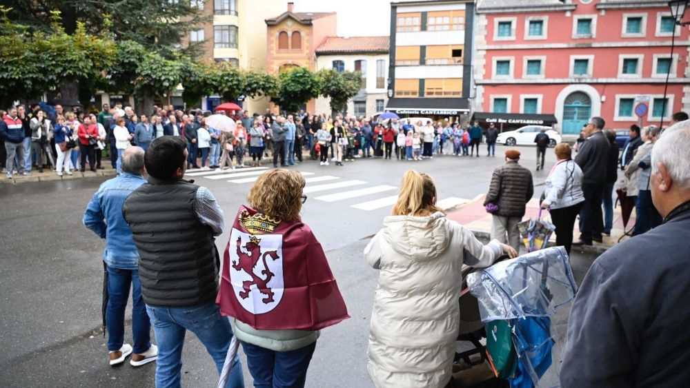 Concentración a las puertas del Ayuntamiento de Cistierna en defensa del empleo y la mejora del servicio de Feve. | SAÚL ARÉN