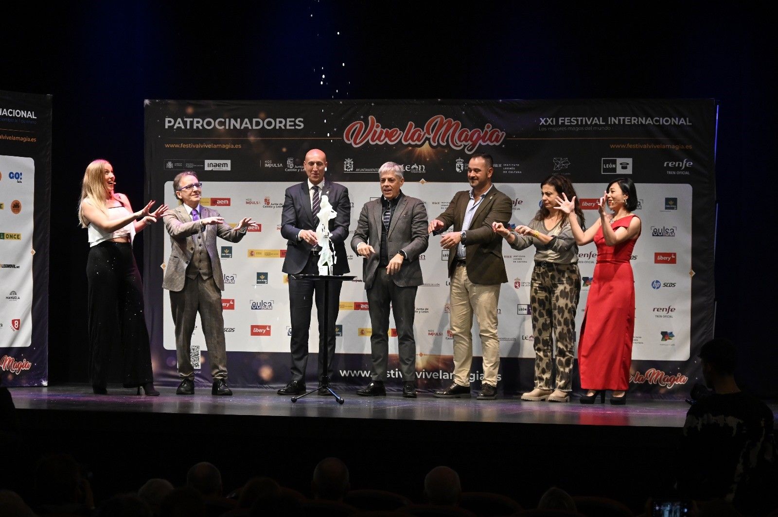 Una escena de la presentación del XXI festival León Vive la Magia en el teatro San Francisco. | SAÚL ARÉN