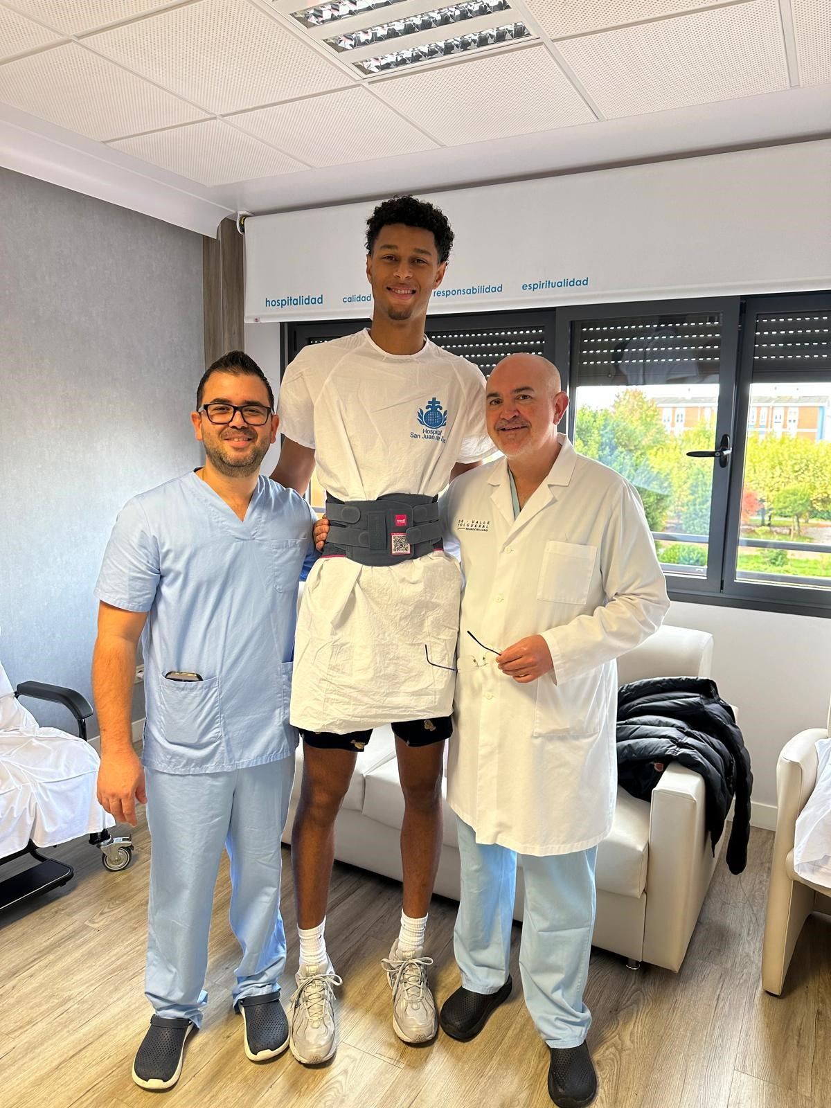 El doctor Valle Folgueral junto al jugador del Joventut Badalona. | L.N.C.