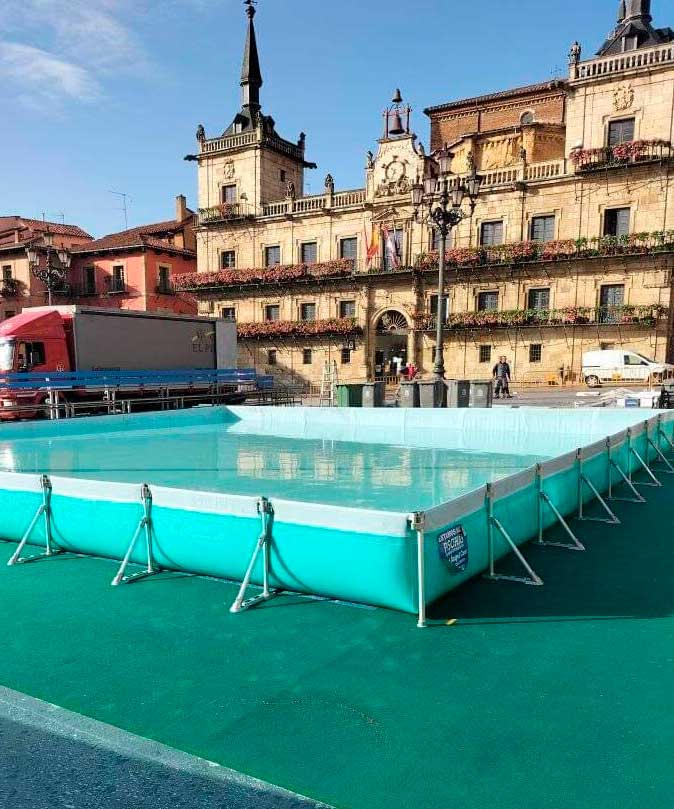 Piscina para pescar en la plaza Mayor de León. 