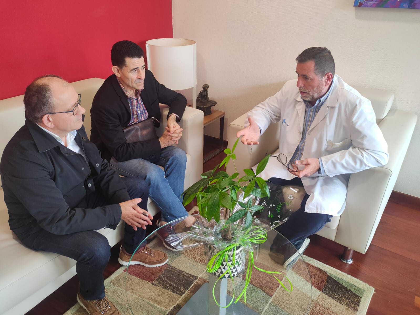 Reunión entre De Saracho y los responsables de la Hermandad de Donantes de Sangre en el Bierzo.