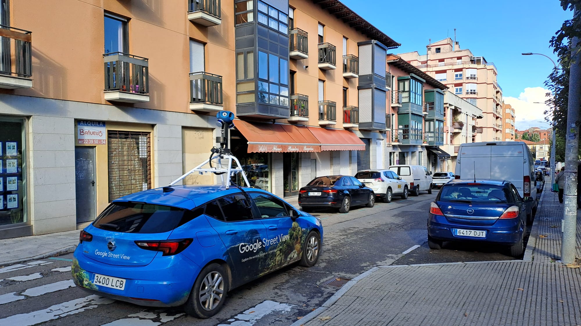 El coche de Google Street View circulando este miércoles por la calle Babia de la capital. | D. I.