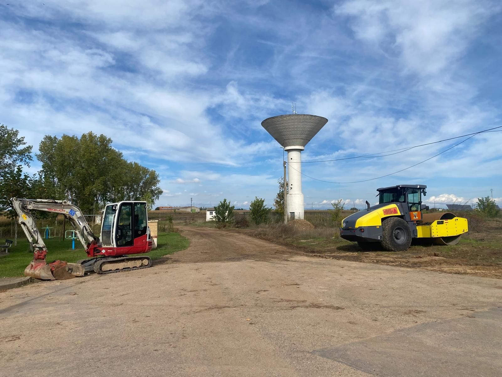 La maquinaria de las obras en la zona de actuación para construir la senda peatonal. | A.R.