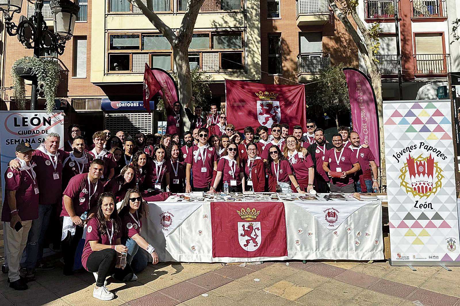 La delegación leonesa que participó en el Encuentro de Jóvenes Cofrades del año pasado, celebrado en Lorca. | L.N.C.