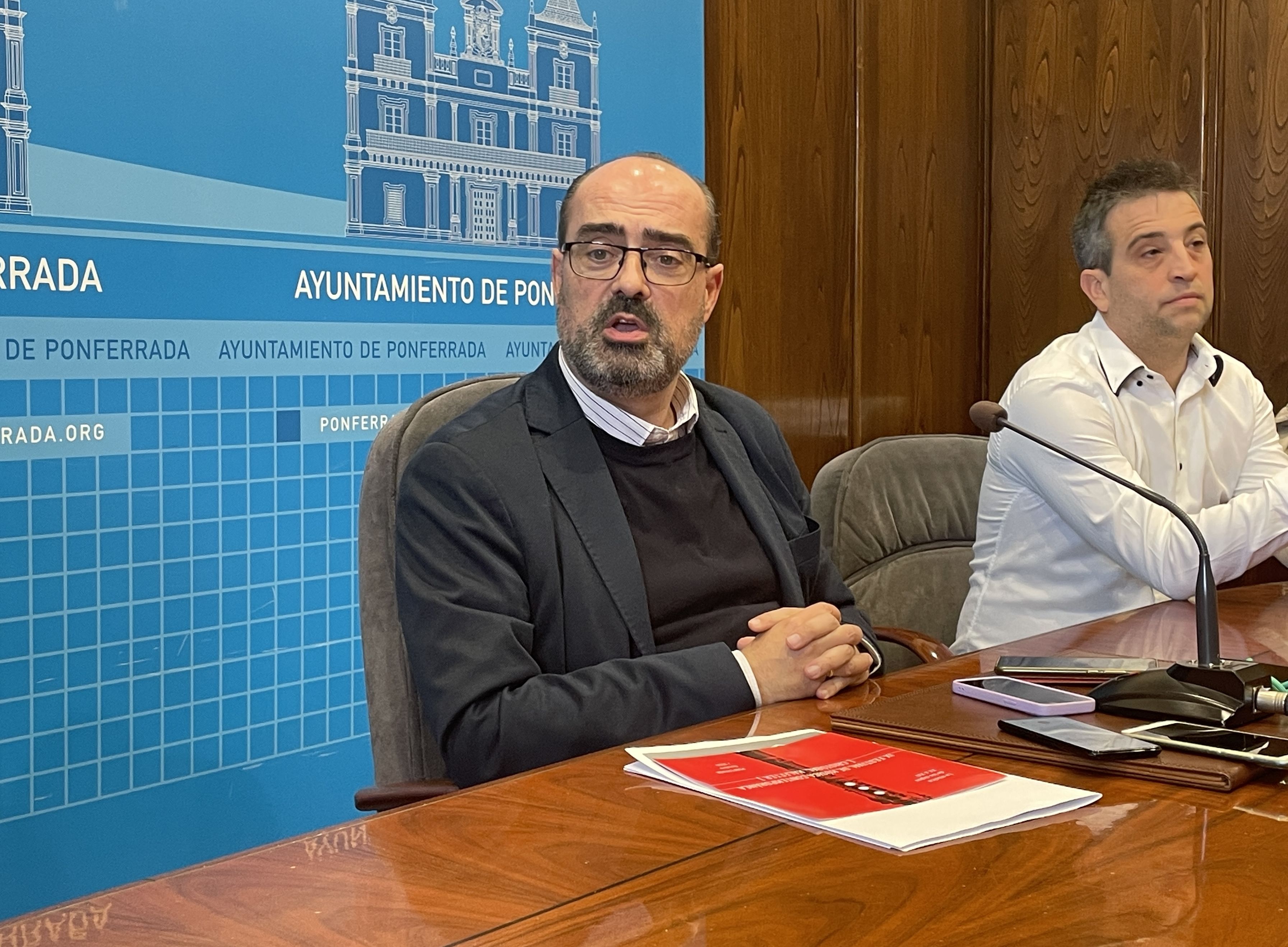 El alcalde de Ponferrada, Marco Morala, en una rueda de prensa en el Ayuntamiento. | JAVIER FERNÁNDEZ