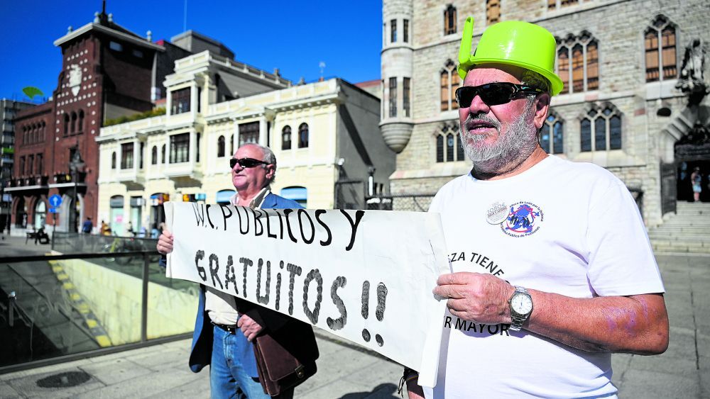 El Ayuntamiento cumple la demanda vecinal de aseos en espacios públicos que ha tenido varias protestas. | SAÚL ARÉN