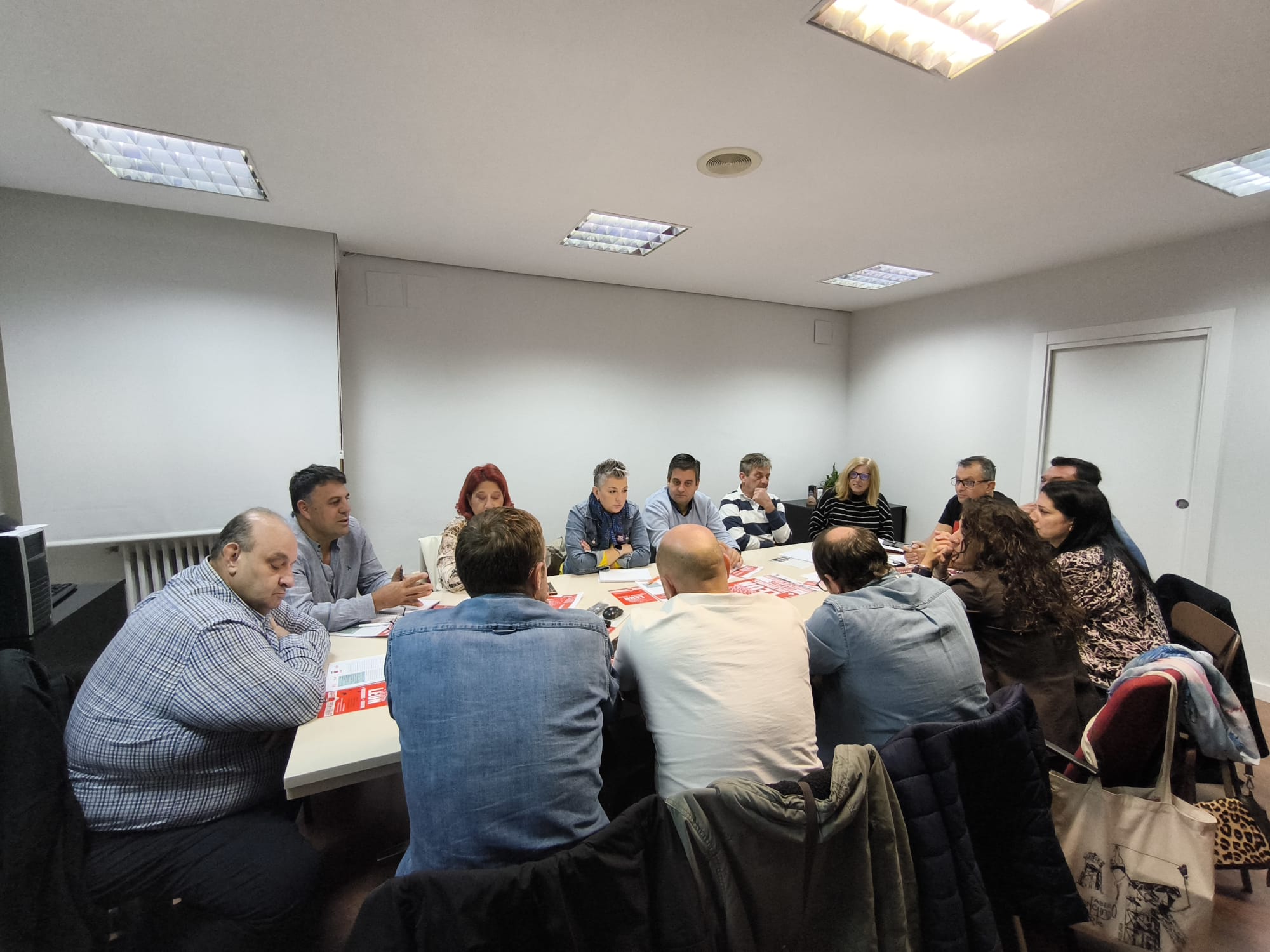 Reunión entre representantes de las opas y los sindicatos este viernes. | L.N.C.