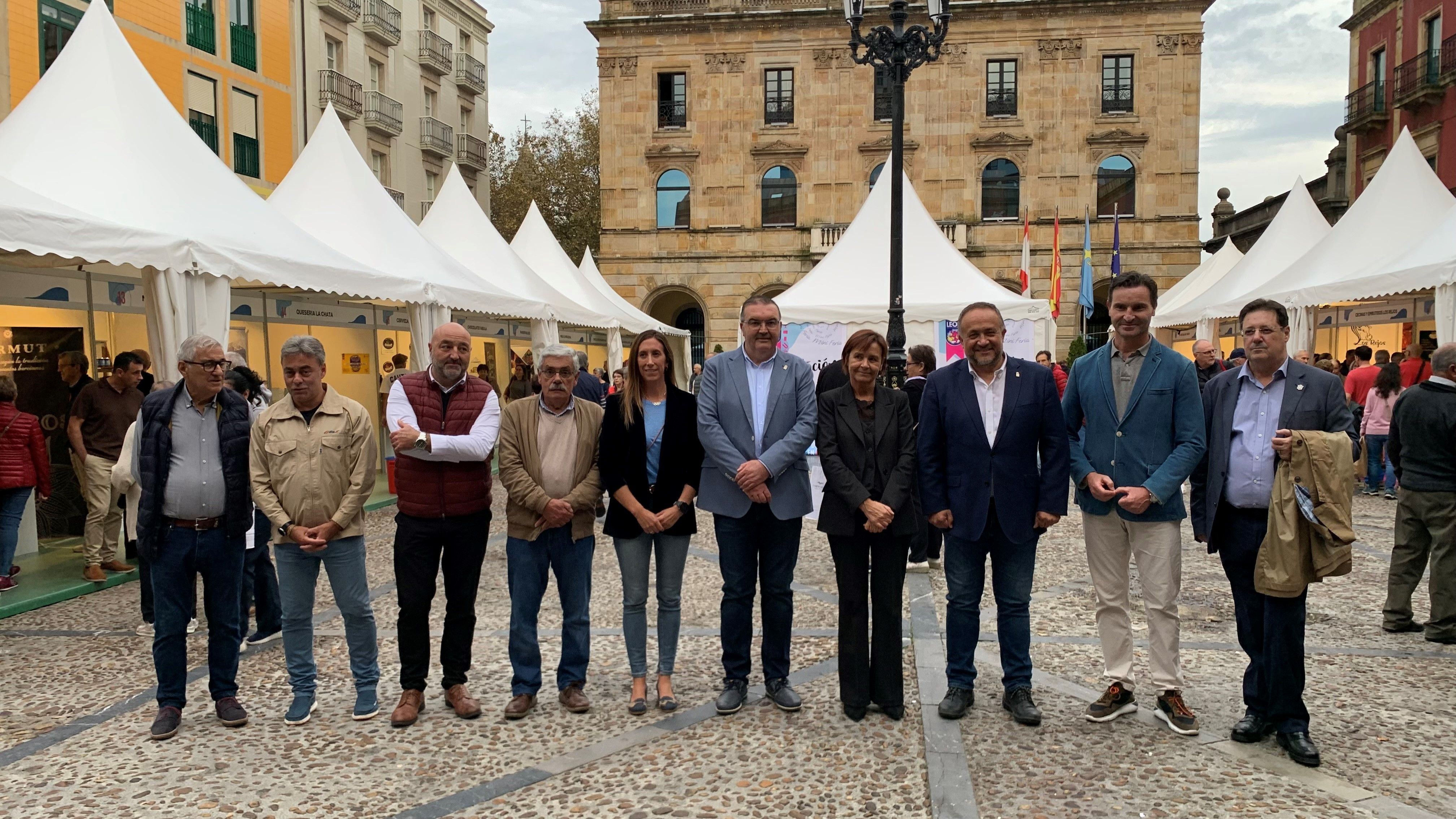 Inauguración de la Feria de los Productos de León en la Plaza Mayor de Gijón. | L.N.C.