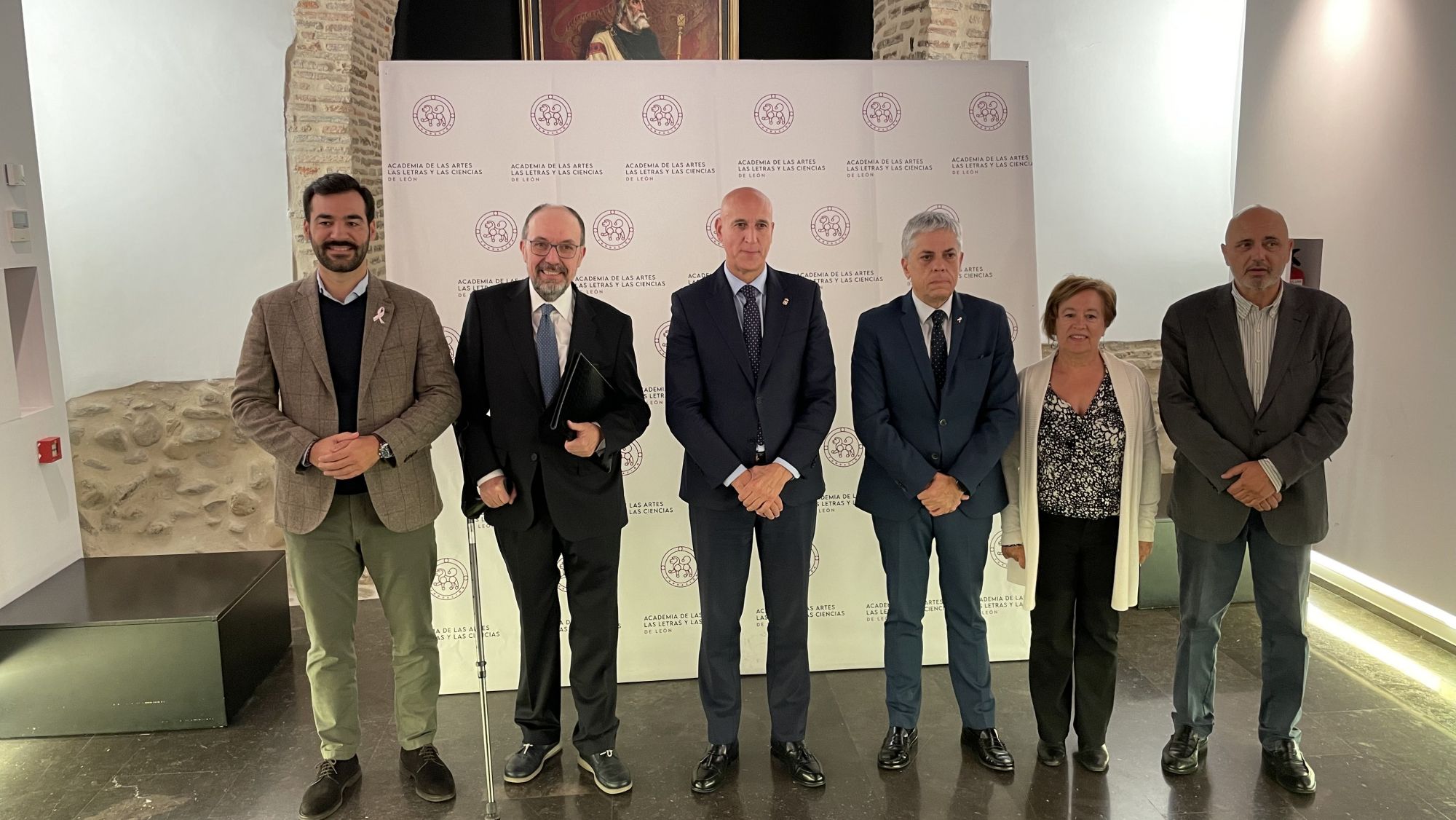 Miembros del gobierno local, la Junta y la Universidad de León y director de la Academia de las Artes, las Letras y las Ciencias de León en la inauguración de Quimeras. 