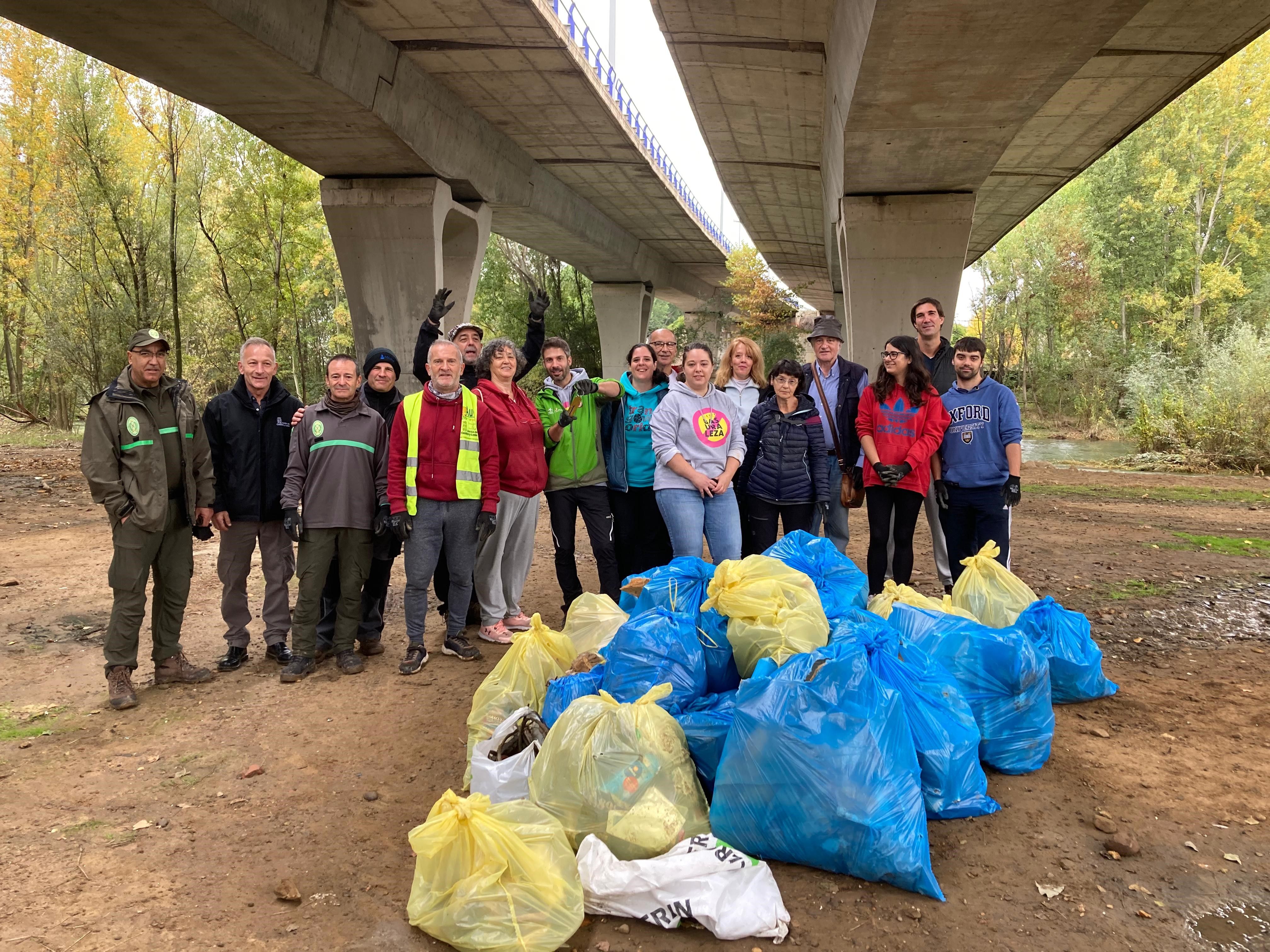 Los voluntarios junto a los residuos recogidos en la ribera de los ríos leoneses. | L.N.C.