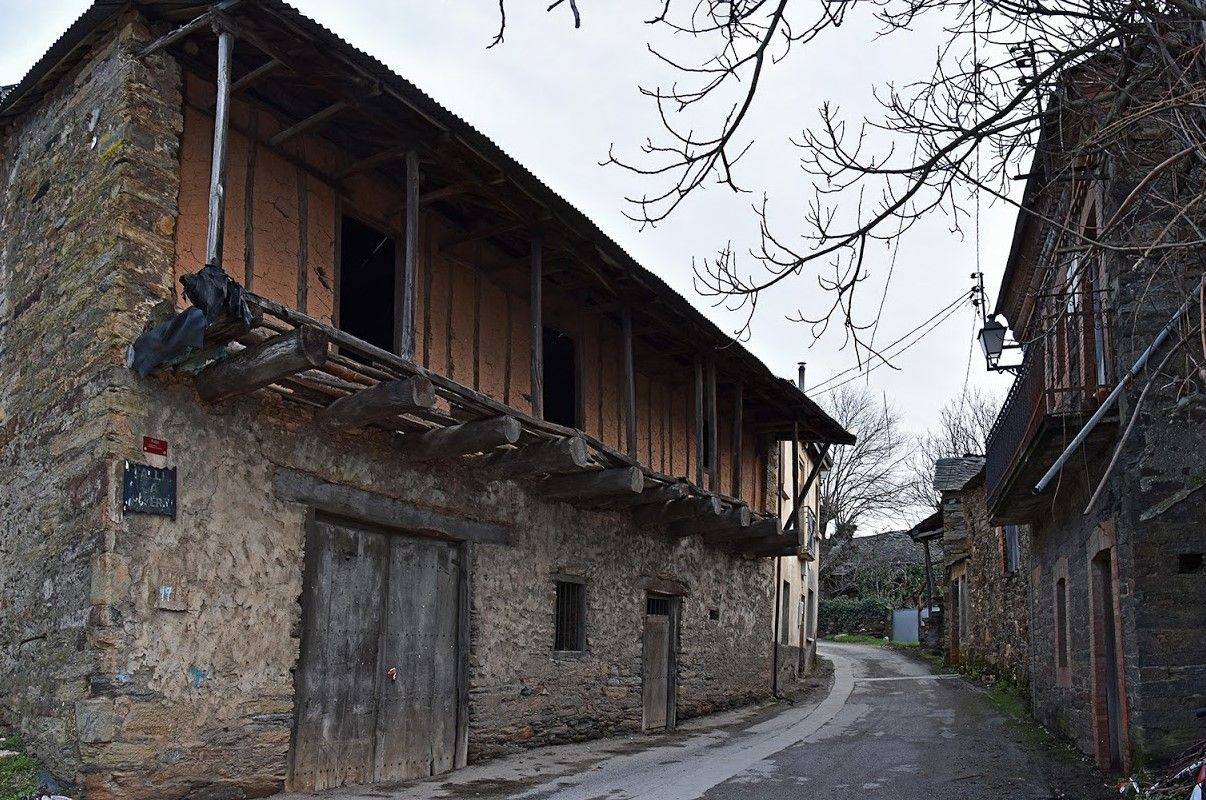 Una de las calles de casas antiguas en Cobrana. 