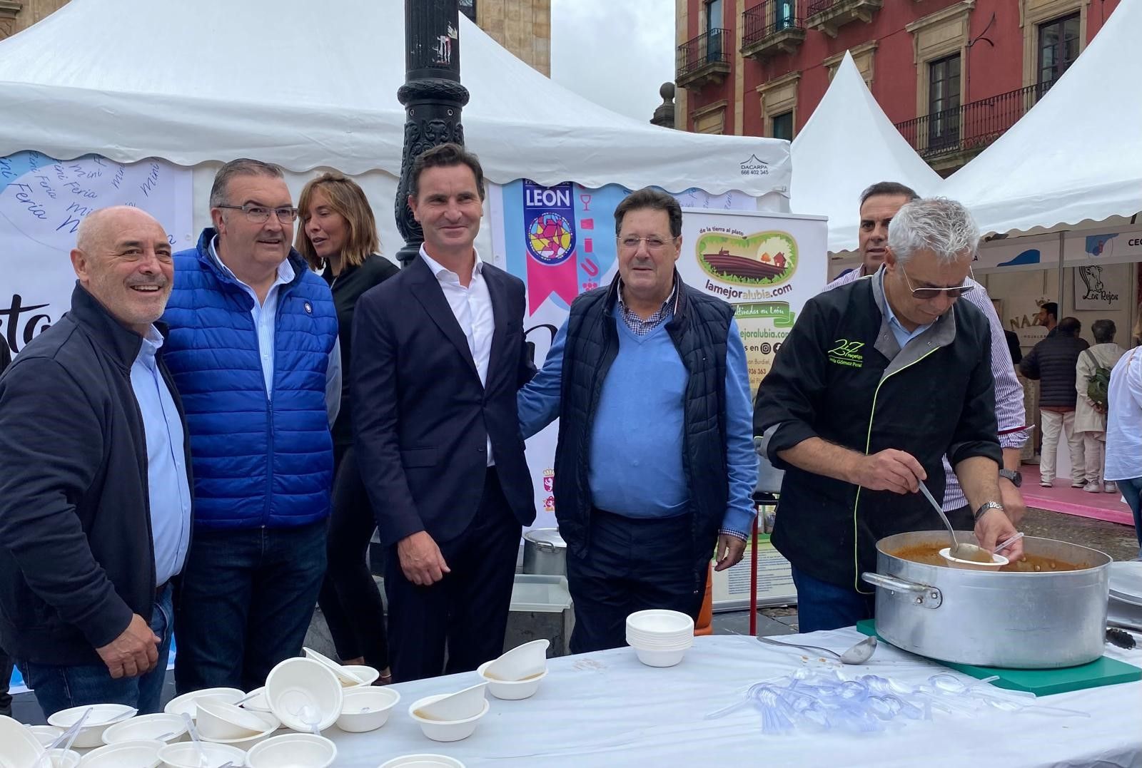 Un instante de la alubiada organizada en la Feria de los Productos de León en Gijón. | L.N.C.