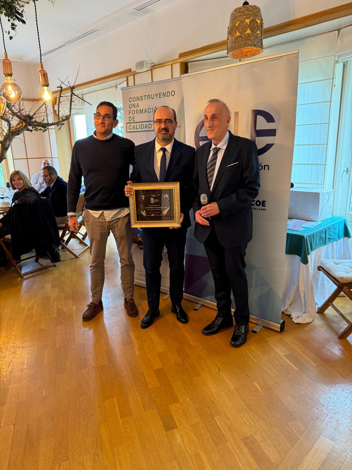 Marco Morala. recibiendo el agradecimiento de las autoescuelas. 