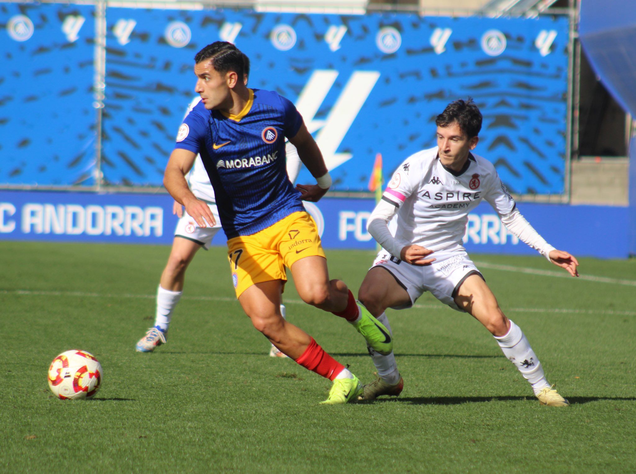 Chacón presiona la salida de balón del Andorra. | CYD