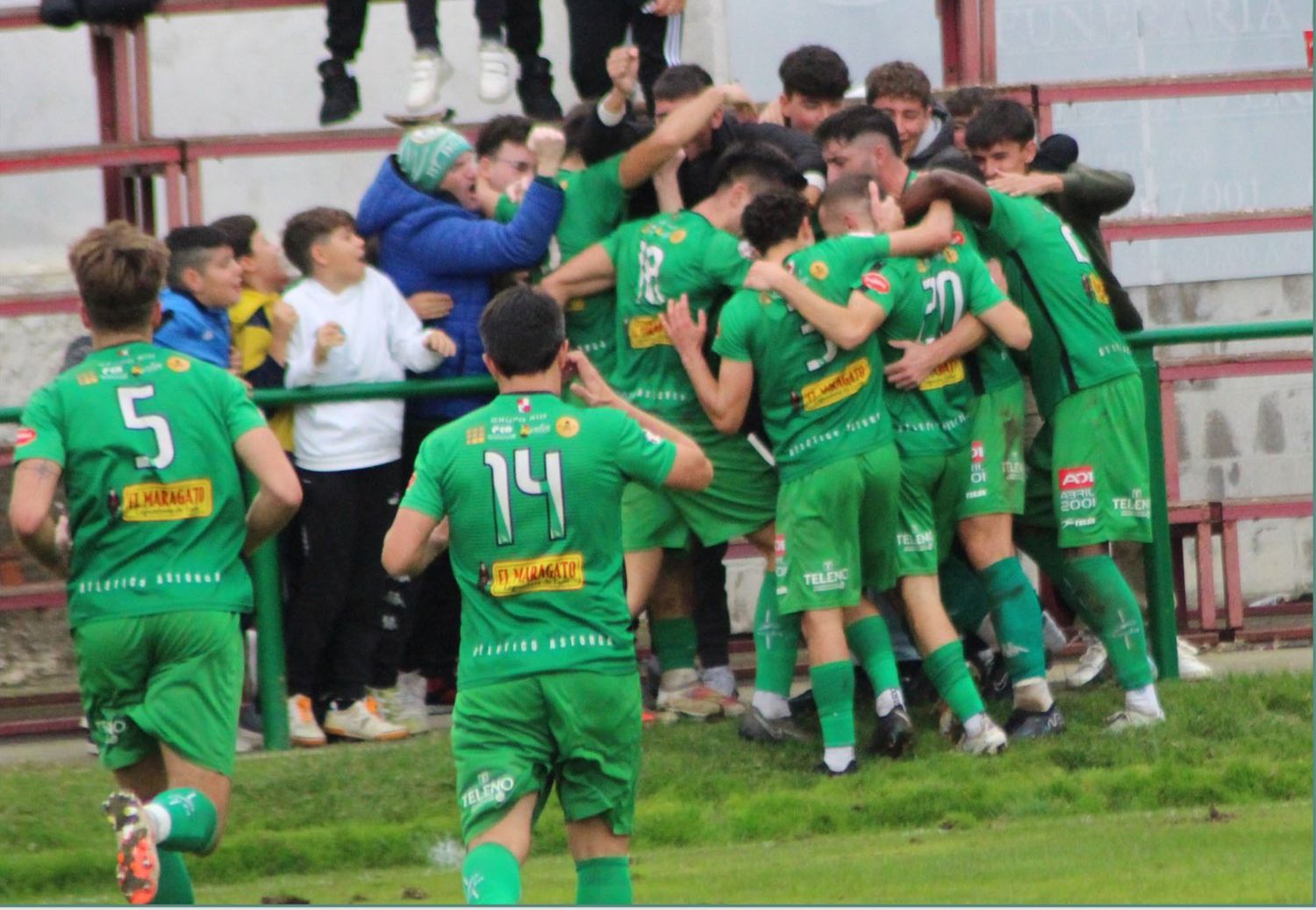 Los jugadores del Atlético Astorga celebran el gol con el que abrían el marcador. ATLETICO ASTORGA