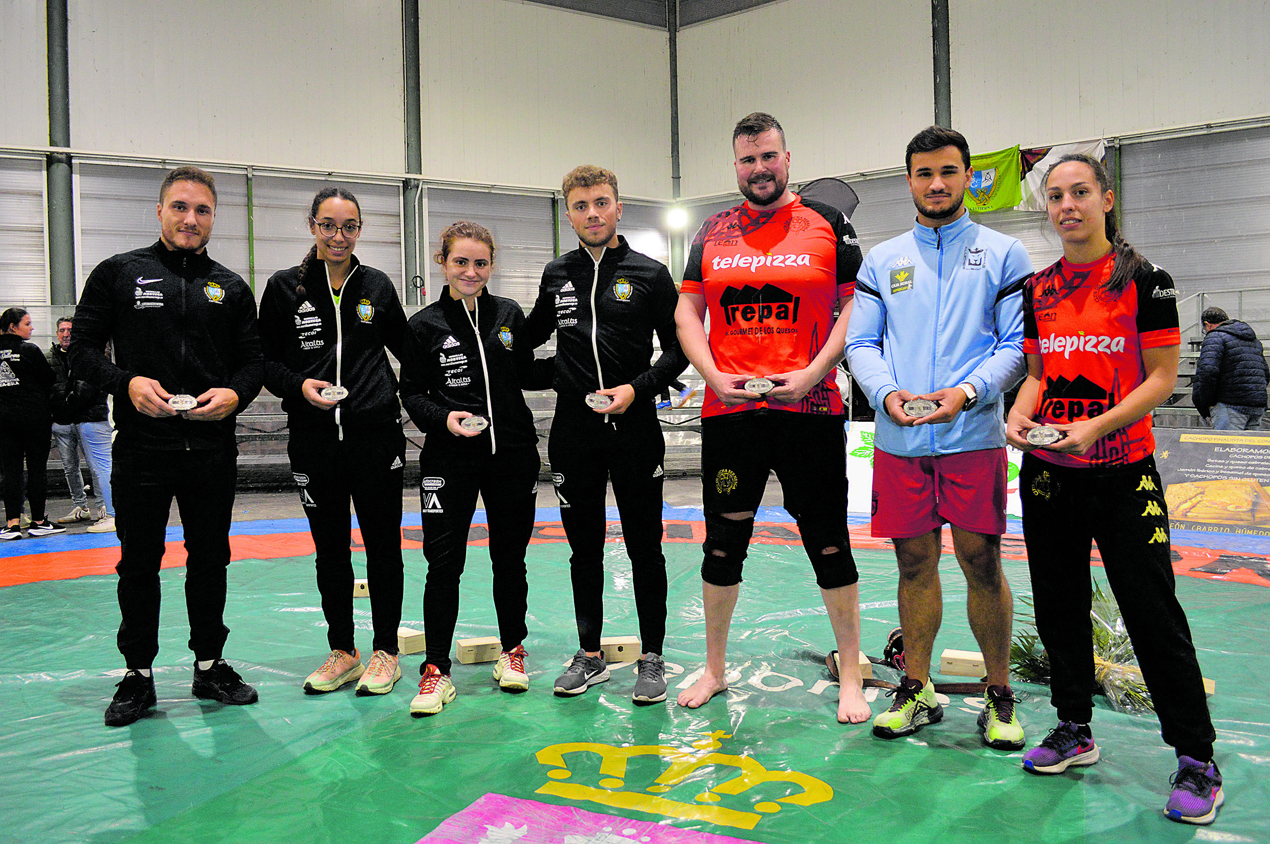 Los siete campeones provinciales posan con sus hebillas en Cistierna, Moisés La Roca, Edi La Gemela, Bea Riaño, Florián, Caberín, Adri el de Villavente y Priscila Martínez.  F. FERNÁNDEZ