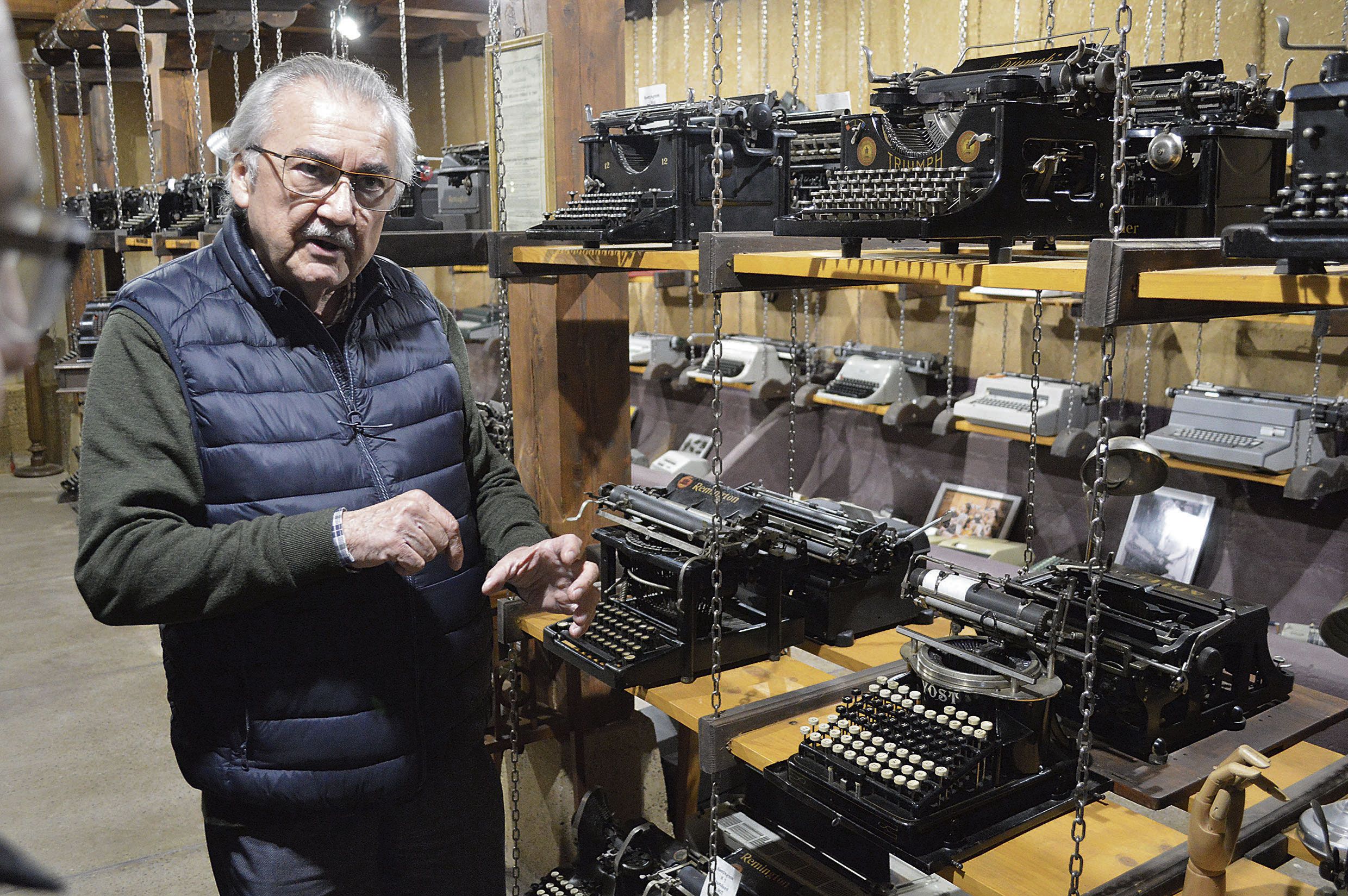 El coleccionista Samuel Rojo delante de algunas de las históricas máquinas de escribir  que pueden verse en su museo de Gordoncillo. | FULGENCIO FERNÁNDEZ