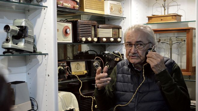 Para que el recorrido resulte más ameno y diverso Samuel Rojo ha colocado pequeñas colecciones monográficas, como la de la radio, que escucha en una de galena. | FULGENCIO FERNÁNDEZ