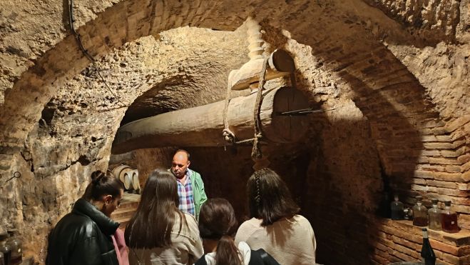 Los universitarios en la bodega. | L.N.C.