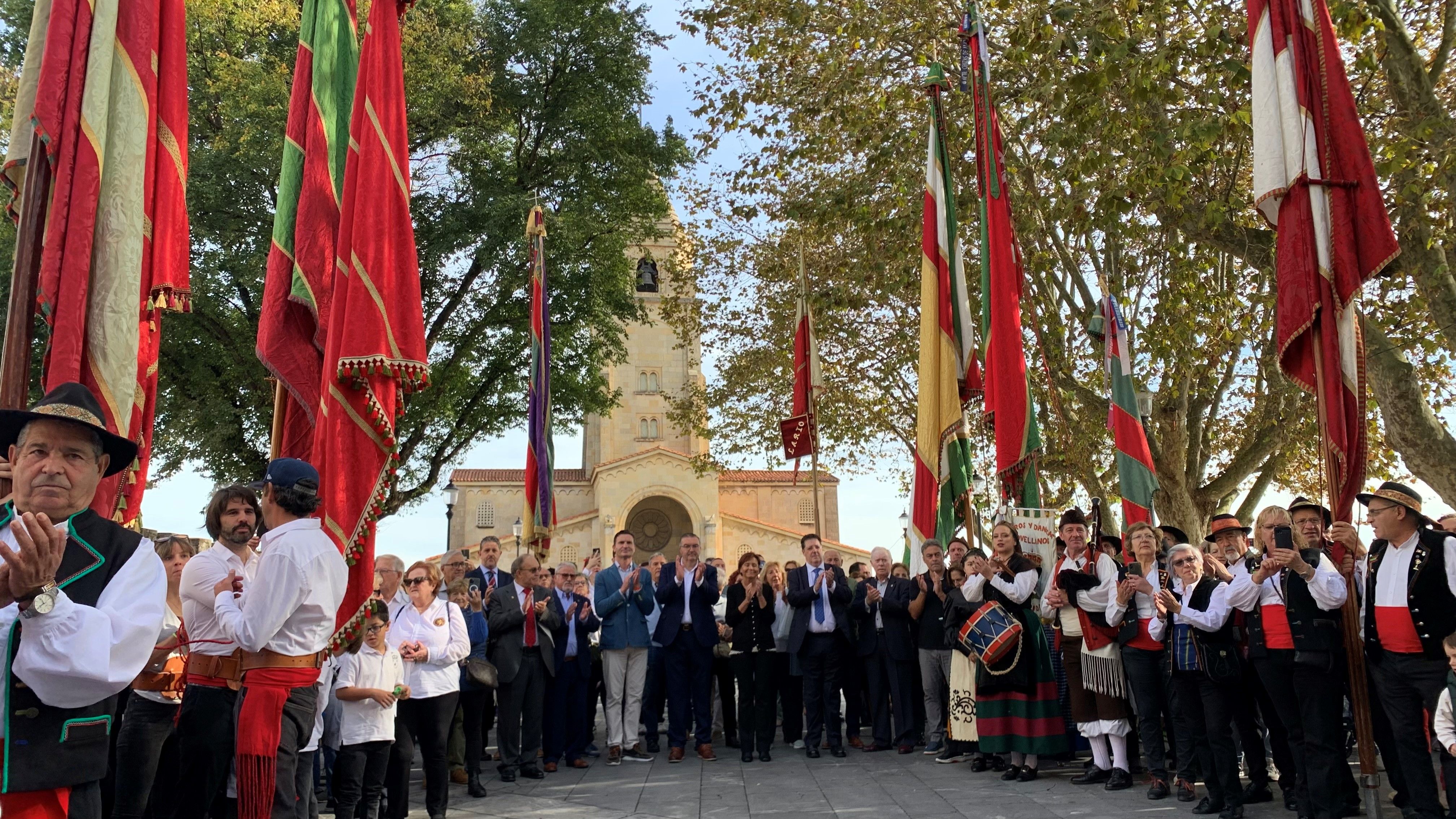 Un instante del desfile de pendones leoneses en Gijón. | L.N.C.