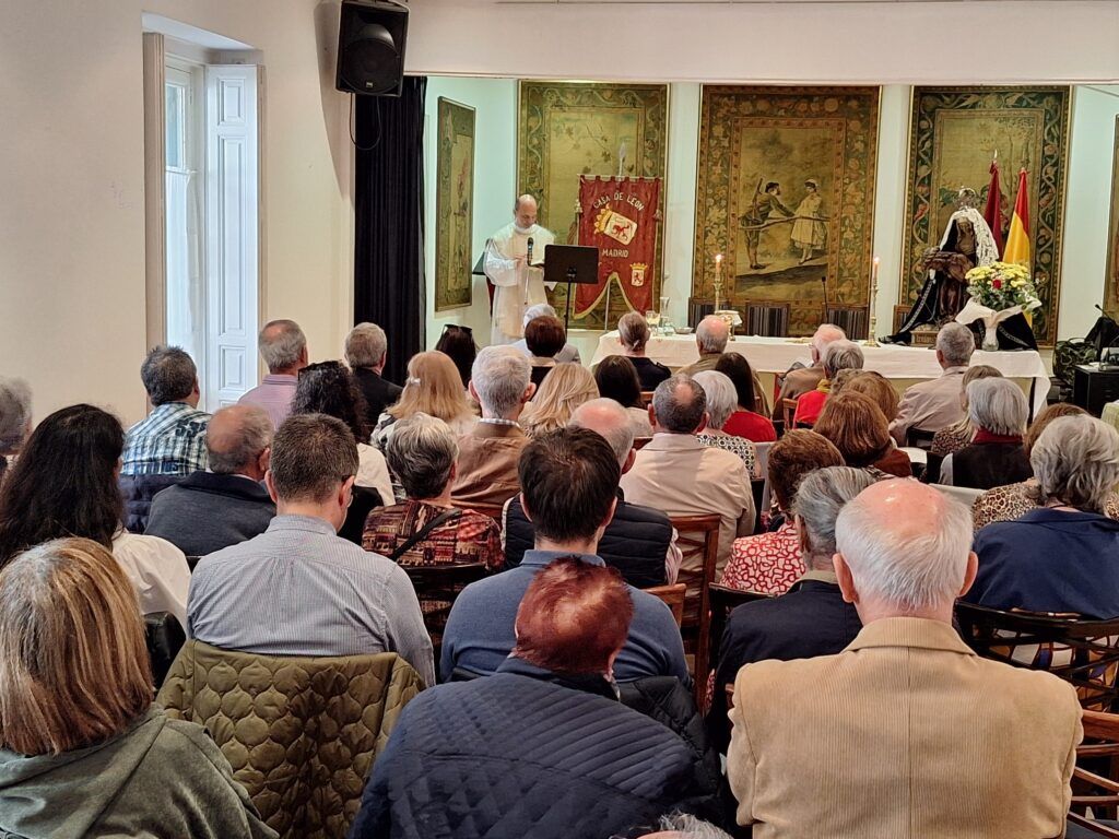 Un instante de la misa con la que la Casa de León en Madrid honró a San Froilán. | L.N.C.