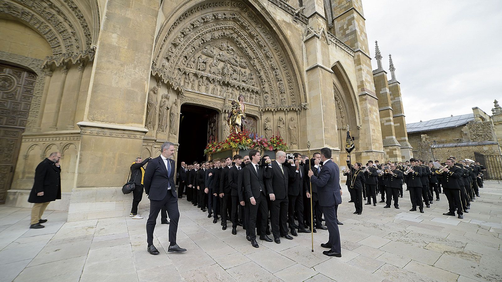 Un instante del traslado de la imagen de San Juan Evangelista desde la Catedral a la capilla de Santa Nonia. | MAURICIO PEÑA