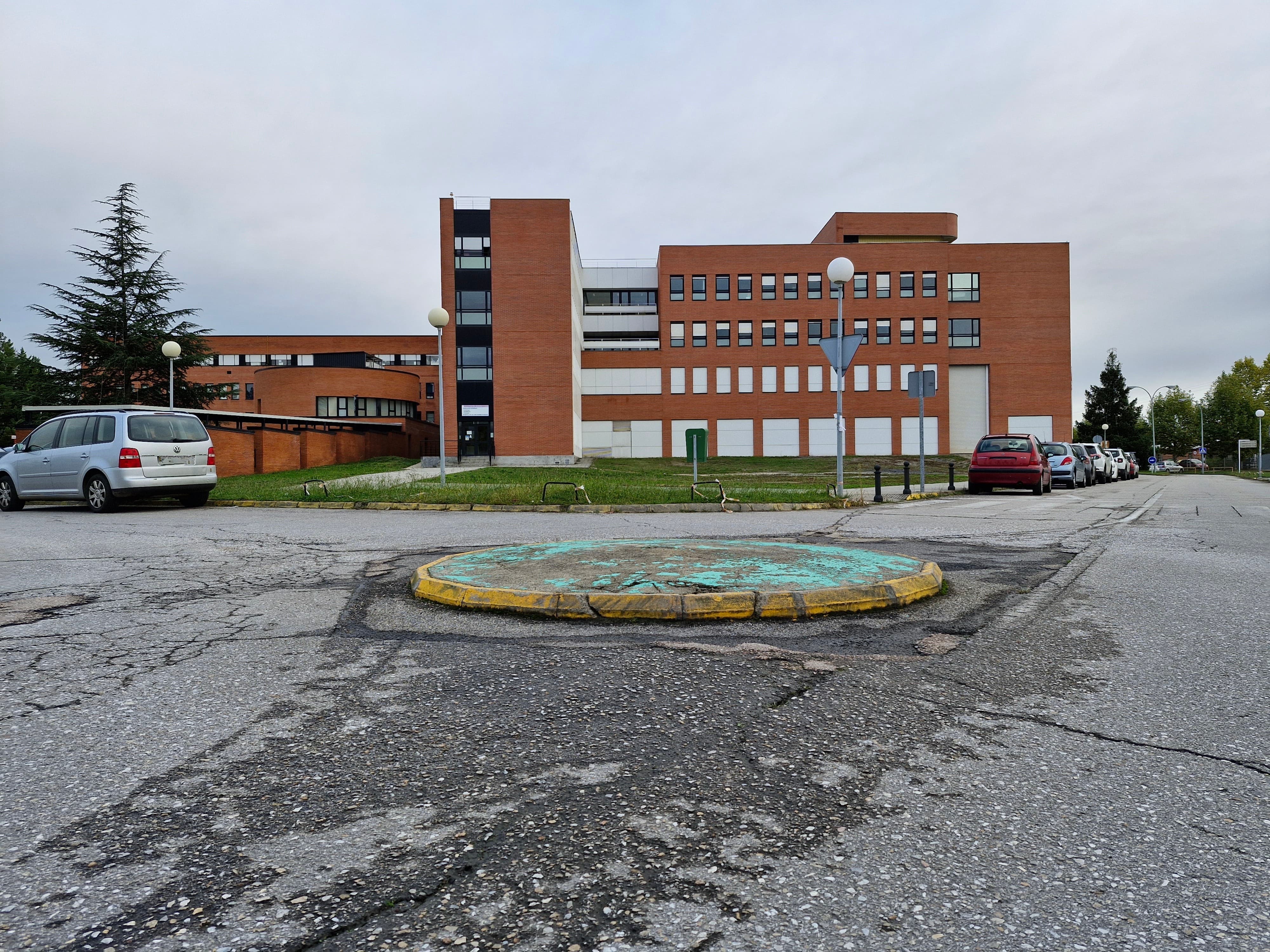 Rotonda de acceso al Hospital El Bierzo que será eliminada.