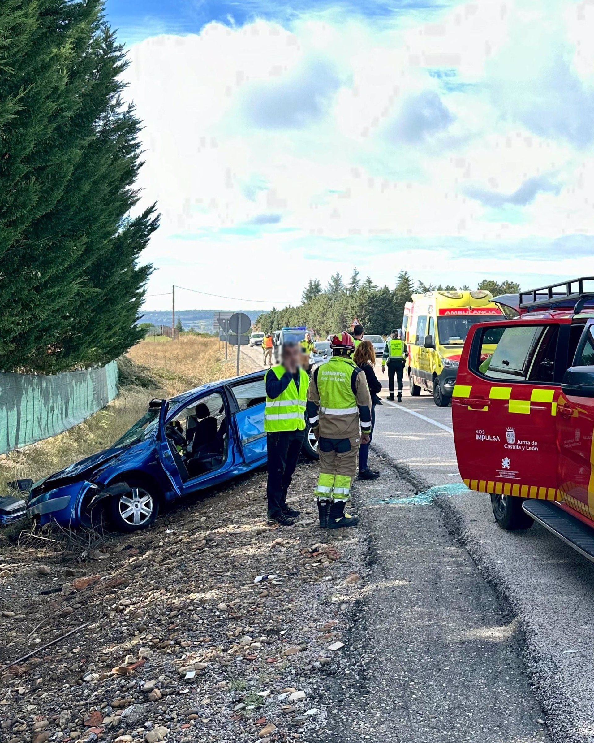 Imagen del vehículo siniestrado en la carretera N-630. | BOMBEROS AYTO. DE LEÓN