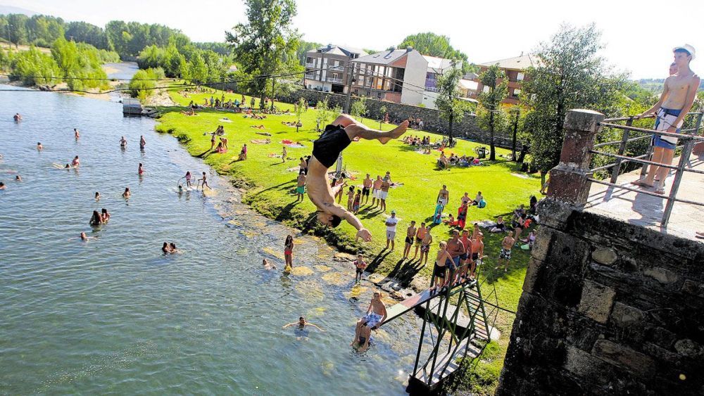 Río Cúa a su paso por Cacabelos. | C. SÁNCHEZ