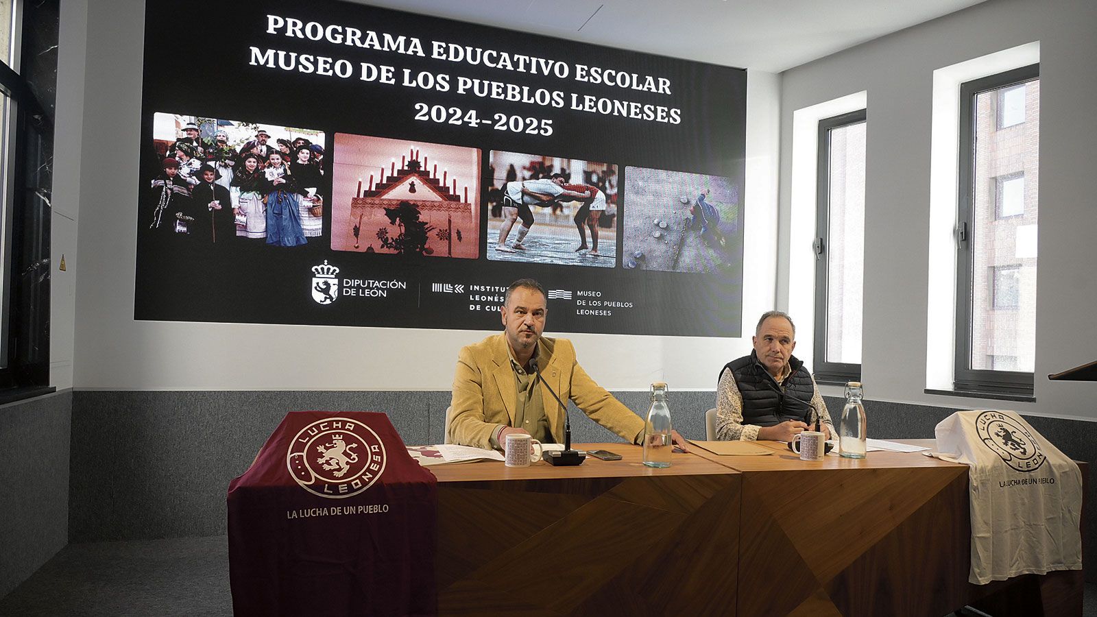 El diputado Emilio Martínez y el director del Museo de los Pueblos Leoneses, Lucas Morán, en la presentación de los talleres en el ILC. | MAURICIO PEÑA