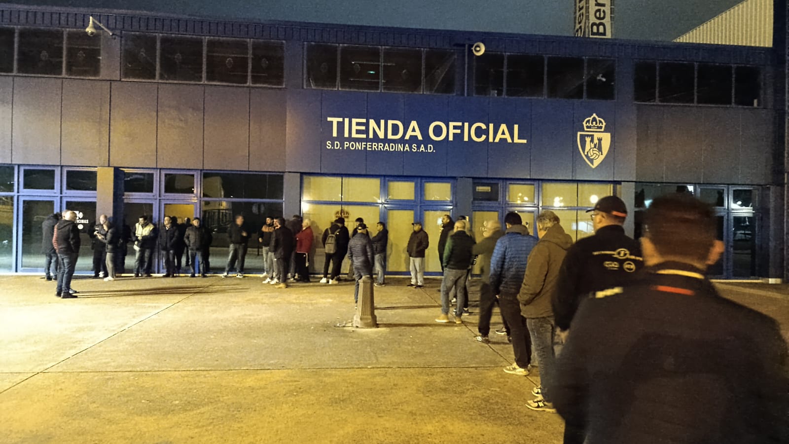 Imagen de las colas en El Toralín a primera hora de la mañana. | UNION DEPORTIVISTA