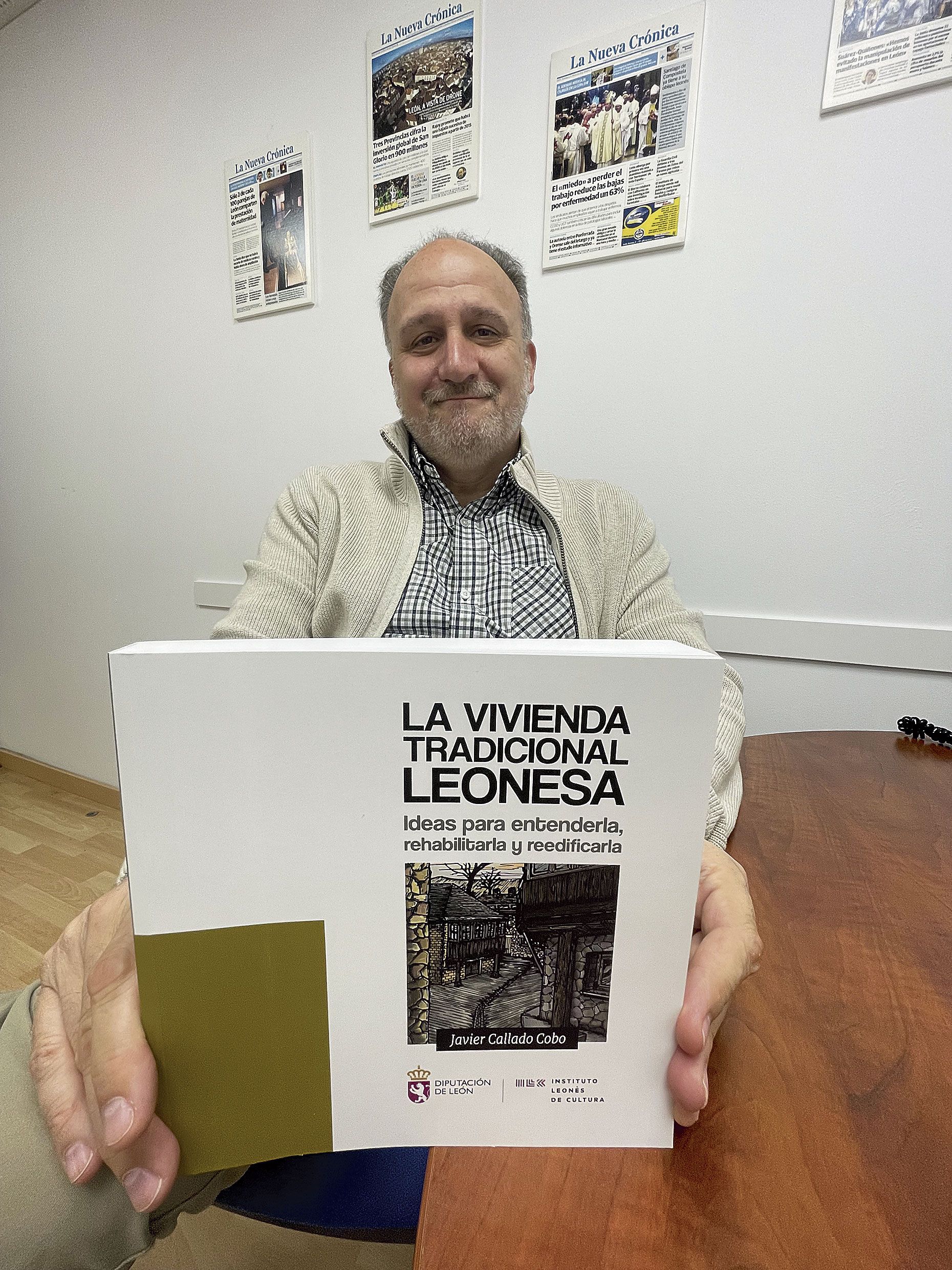 Javier Callado con un ejemplar del liro ‘La vivienda tradicional leonesa’.