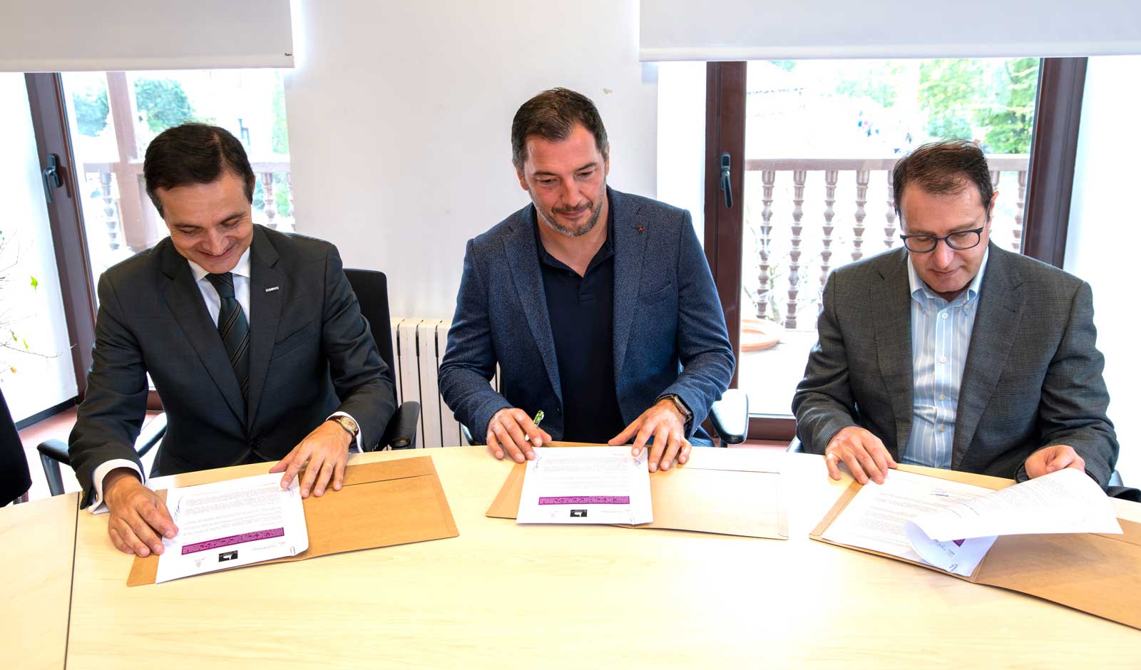 Raúl Fernández, Carlos Mirapeix y Víctor Murias durante la firma del convenio. | L.N.C.