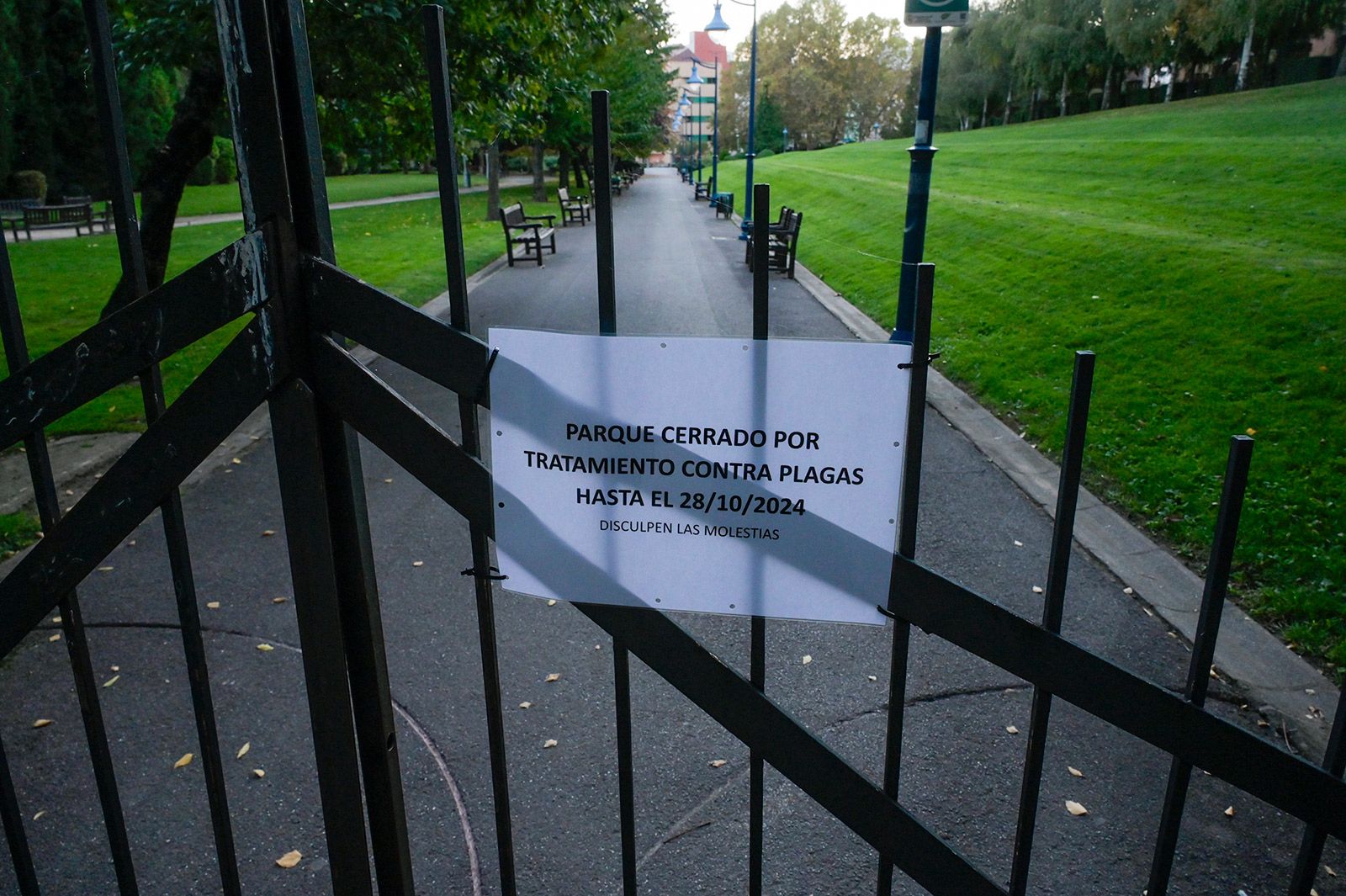 El parque de La Chantría permanecerá cerrado mientras se realiza un tratamiento contra plagas. | MAURICIO PEÑA