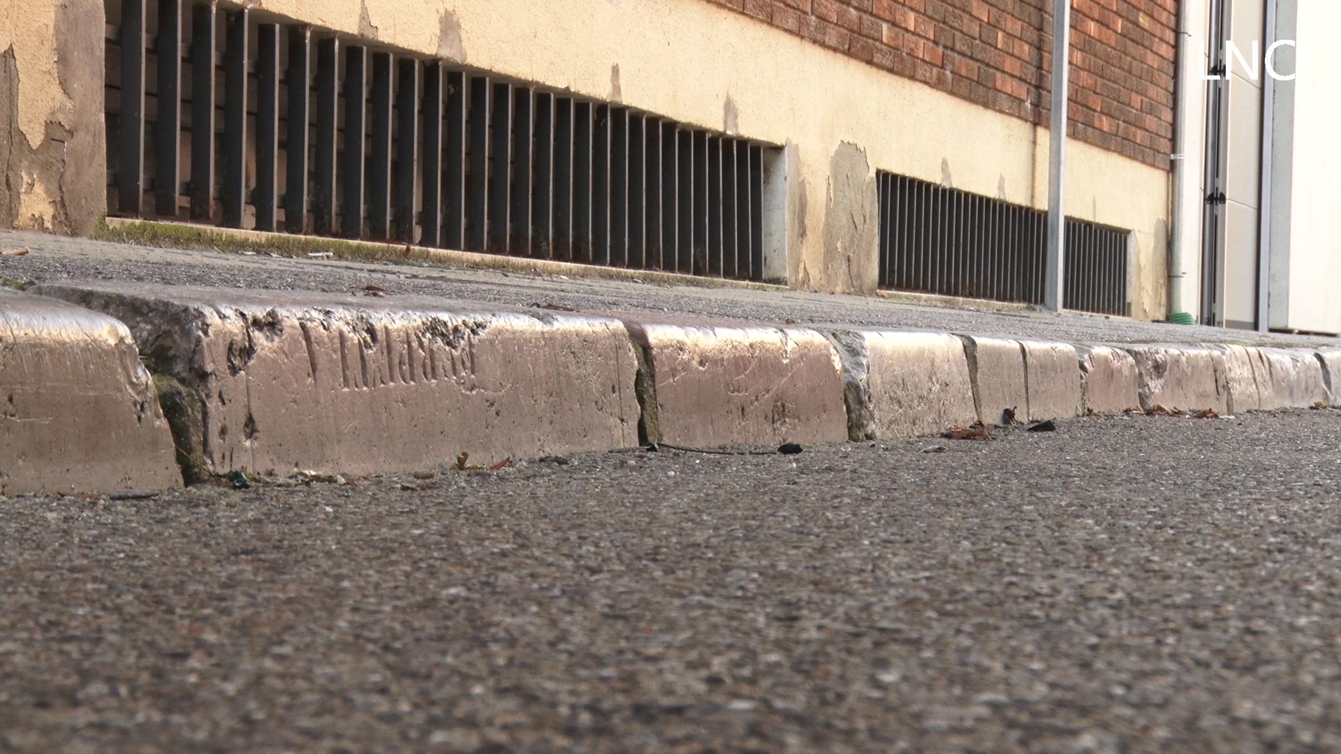 Lápidas en las aceras en una calle de León