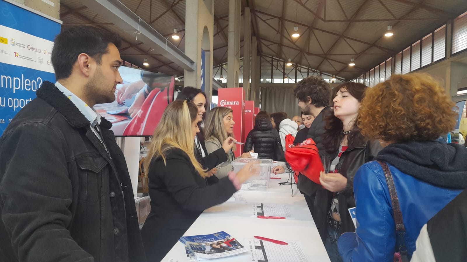 La Feria del emprendimiento supuso un atractivo para los jóvenes ponferradinos. | MAR IGLESIAS