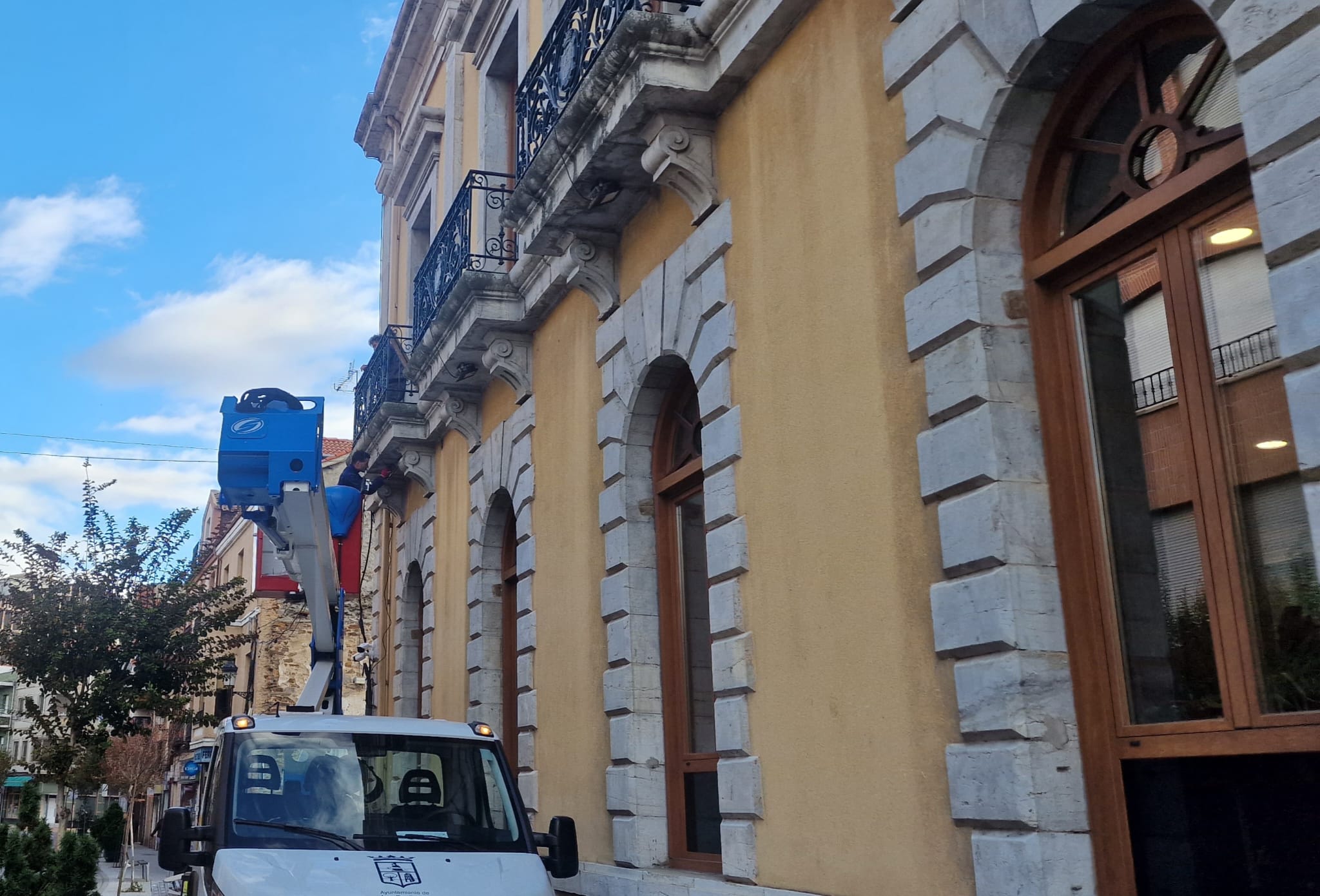 Instalación de las nuevas luminarias en la fachada del Ayuntamiento. | L.N.C.