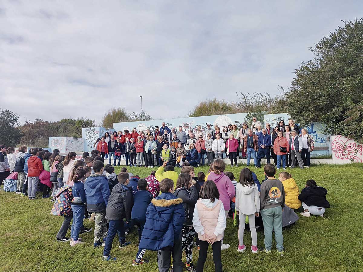 Un instante de la caminata intergeneracional celebrada el miércoles, con parada en el parque del Hundido de Navatejera. | L.N.C.