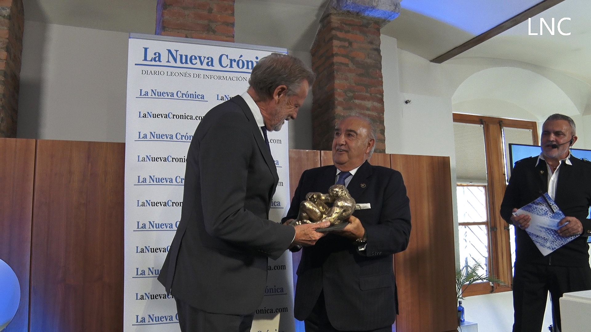 La Negrilla de Oro ya descansa en el joyero leonés de Gaudí