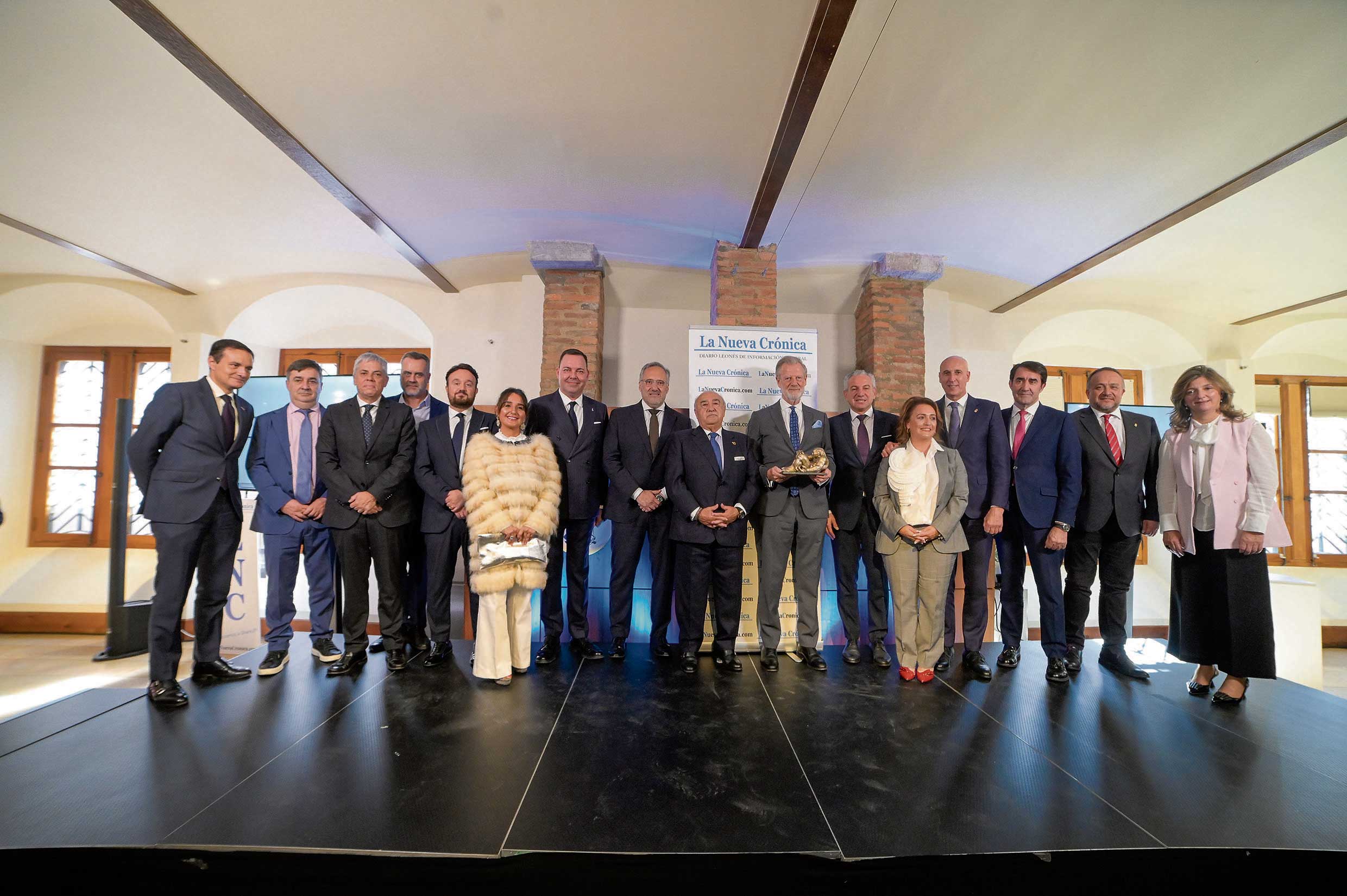 Foto de familia con las principales autoridades presentes en la entrega de la Negrilla de Oro. | REPORTAJE GRÁFICO DE MAURICIO PEÑA Y SAÚL ARÉN