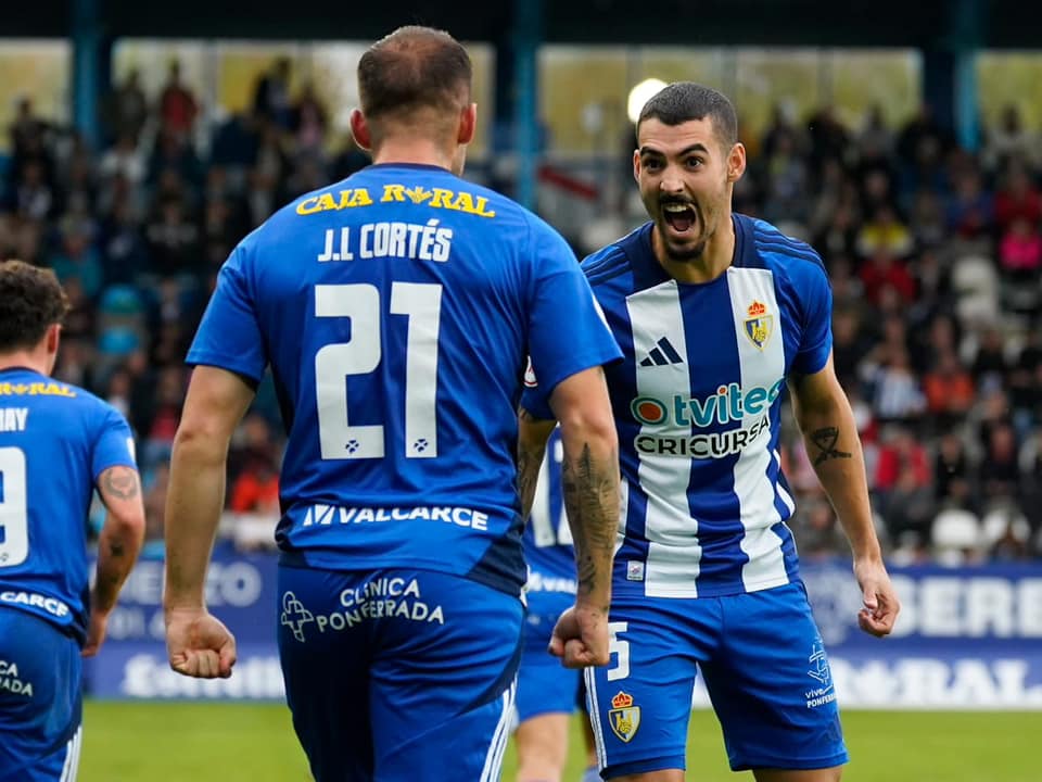 Cortés y Lancho celebrando el primer gol del delantero con la Deportiva. SDP