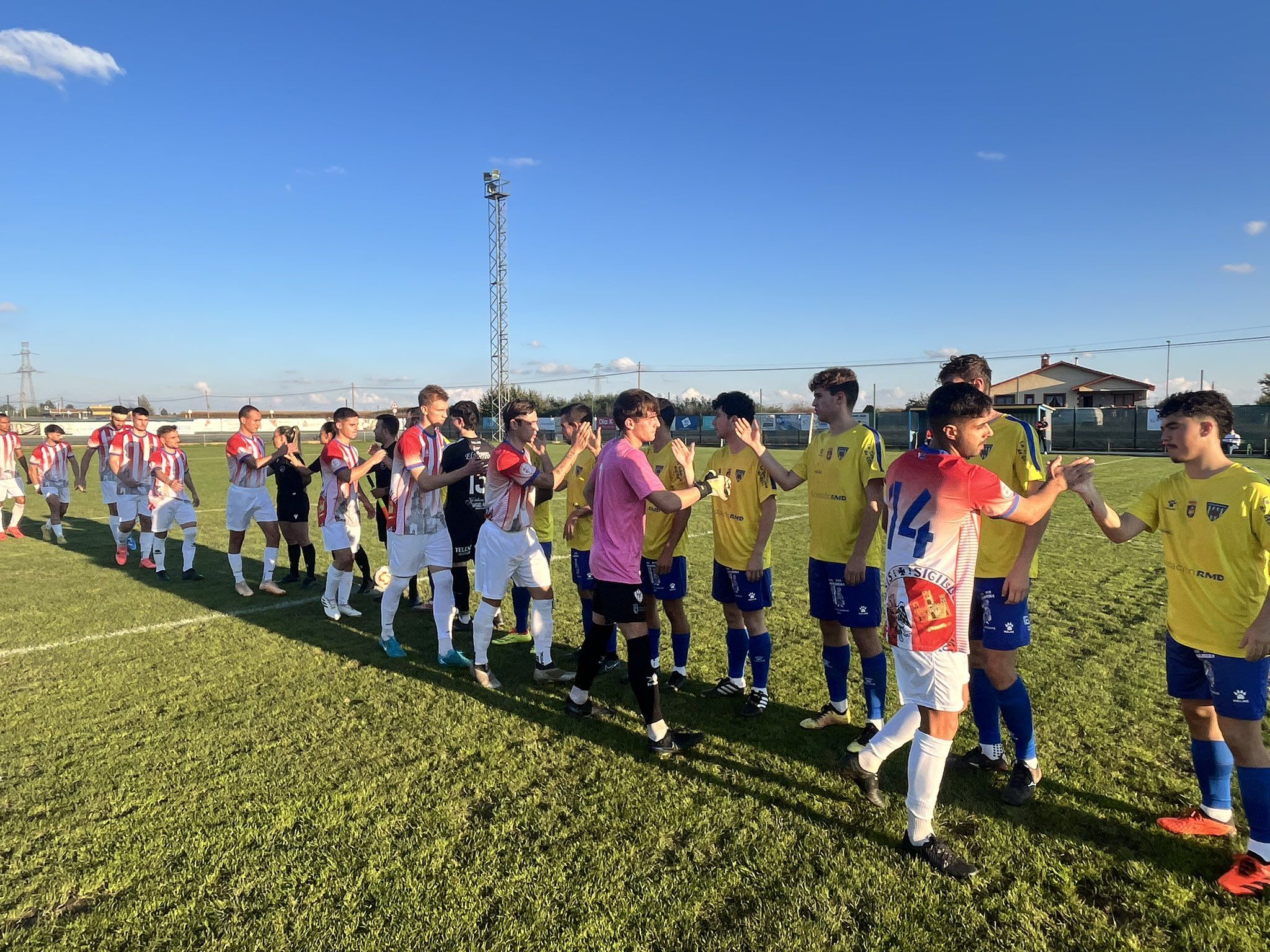 Uno de los momentos del partido entre el Bembibre y el Mansillés.  | ATLÉTICO BEMBIBRE