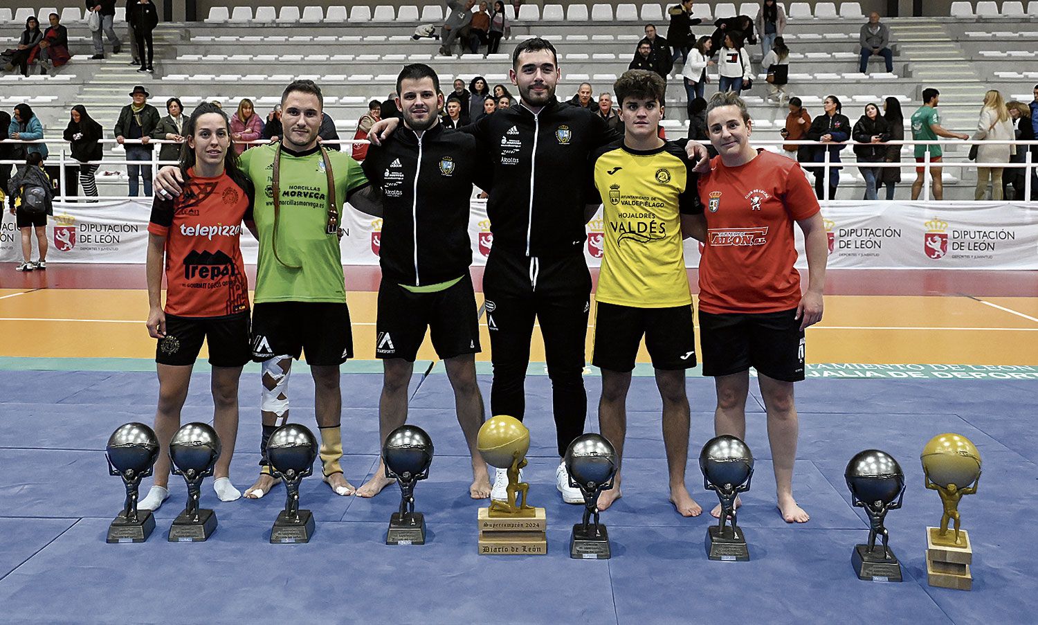 Los seis campeones (Priscila ganó en dos categorias) con los trofeos; son Priscila, Moisés, Rodri, Alvarado  (supercampeón), Sergio y María Cabas (supercampeona). SAÚL ARÉN 