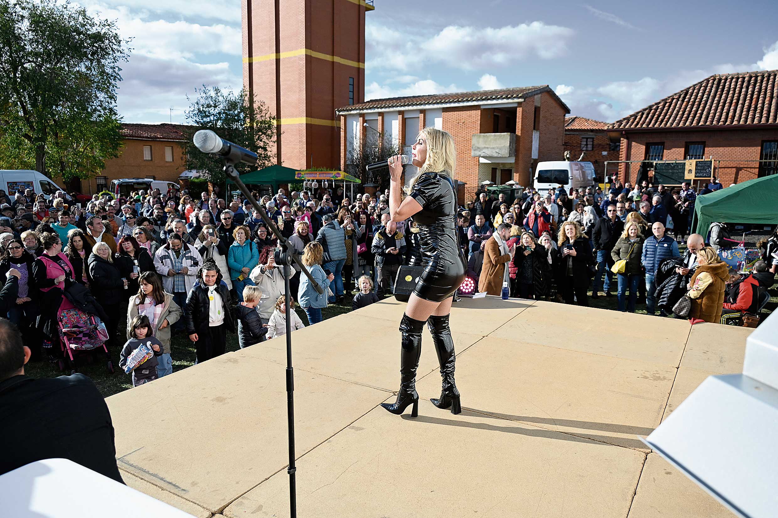 La popular Malena Gracia fue la protagonista musical de una nueva edición de la Feria de la Patata de Chozas. | SAÚL ARÉN