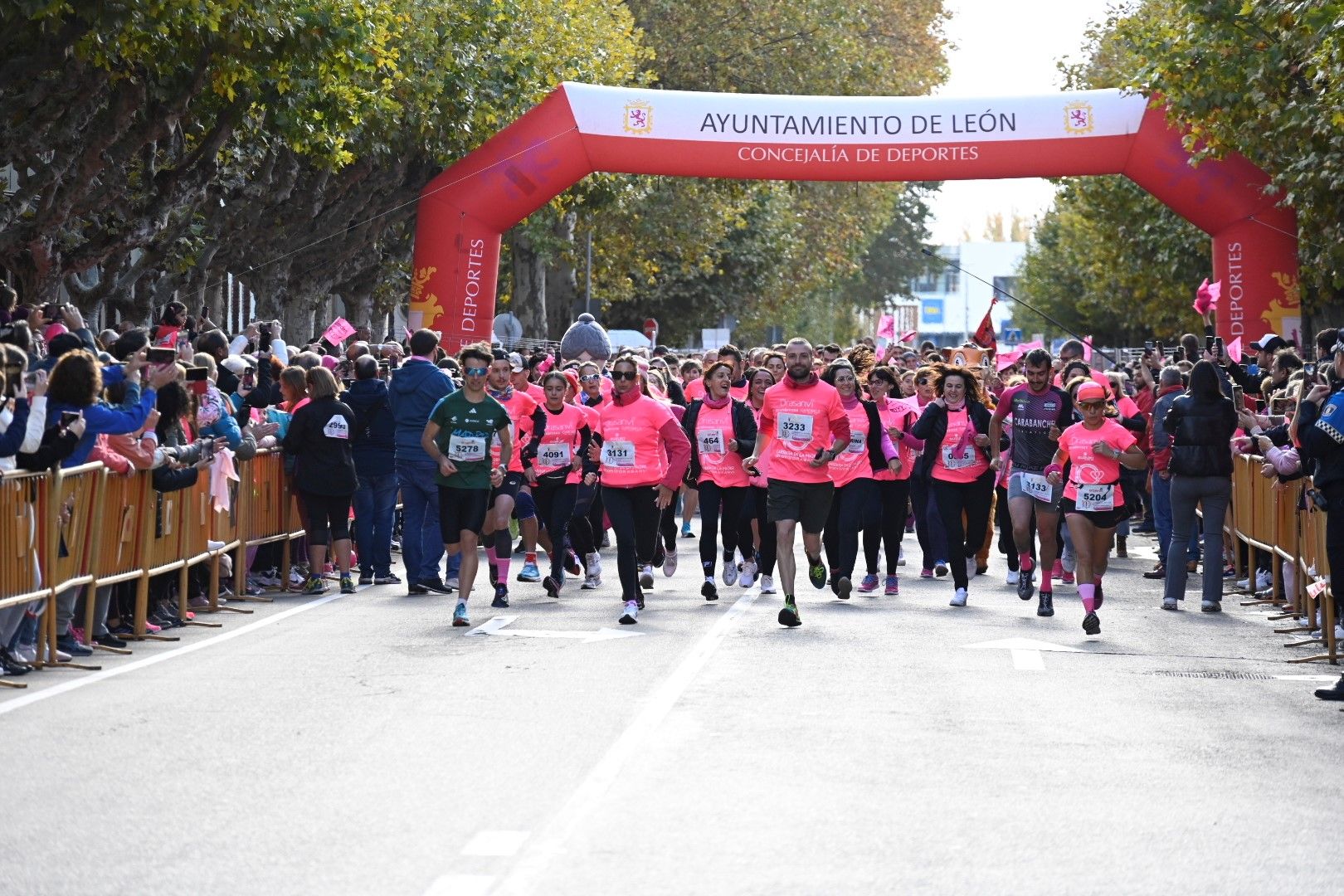 Momento de la salida de la Carrera de la Mujer en León | SAÚL ARÉN