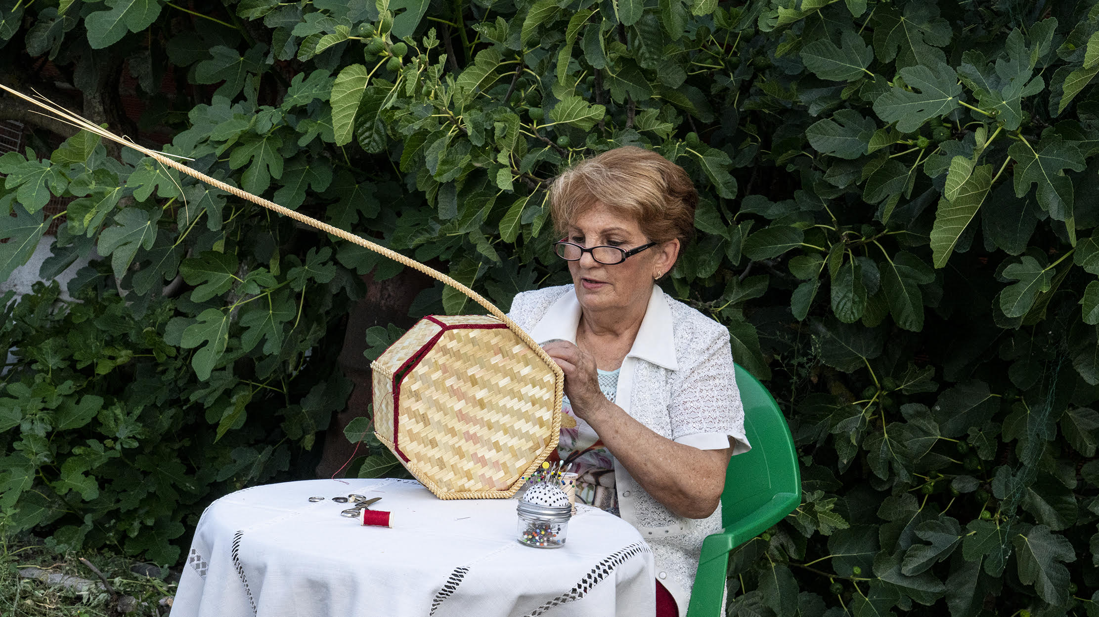 Los artesanos del proyecto Entre manos han sido fotografiados por Miguel Sánchez y Puri Lozano mientras trabajaban. 