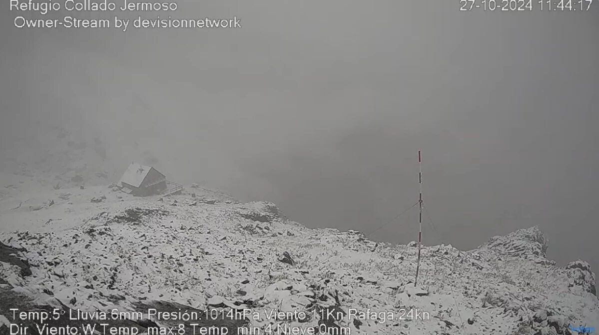 El refugio de Collado Jermoso, nevado en la mañana de este domingo como se aprecia en su webcam.