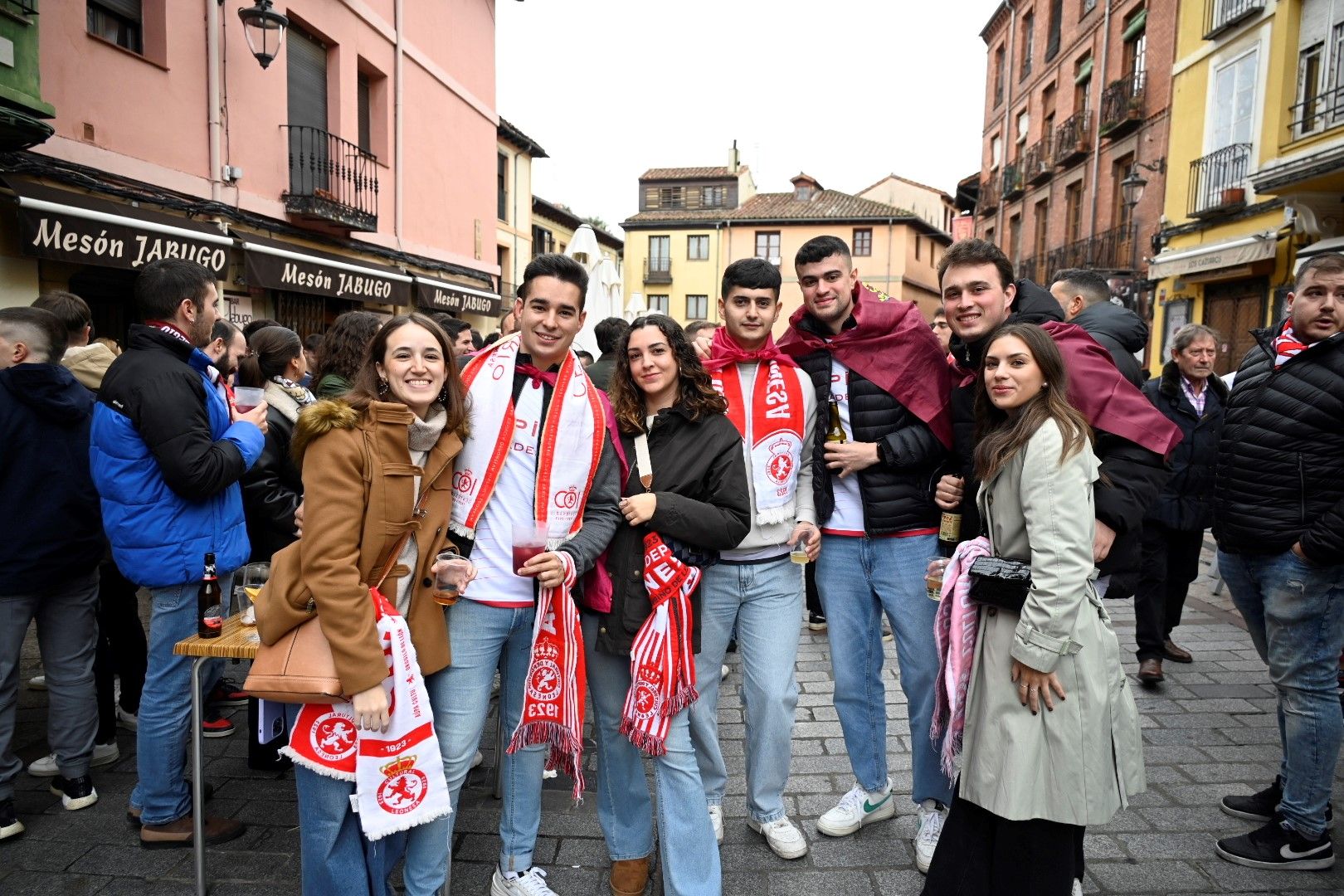 Imagen de los aficionados en la previa del choque.